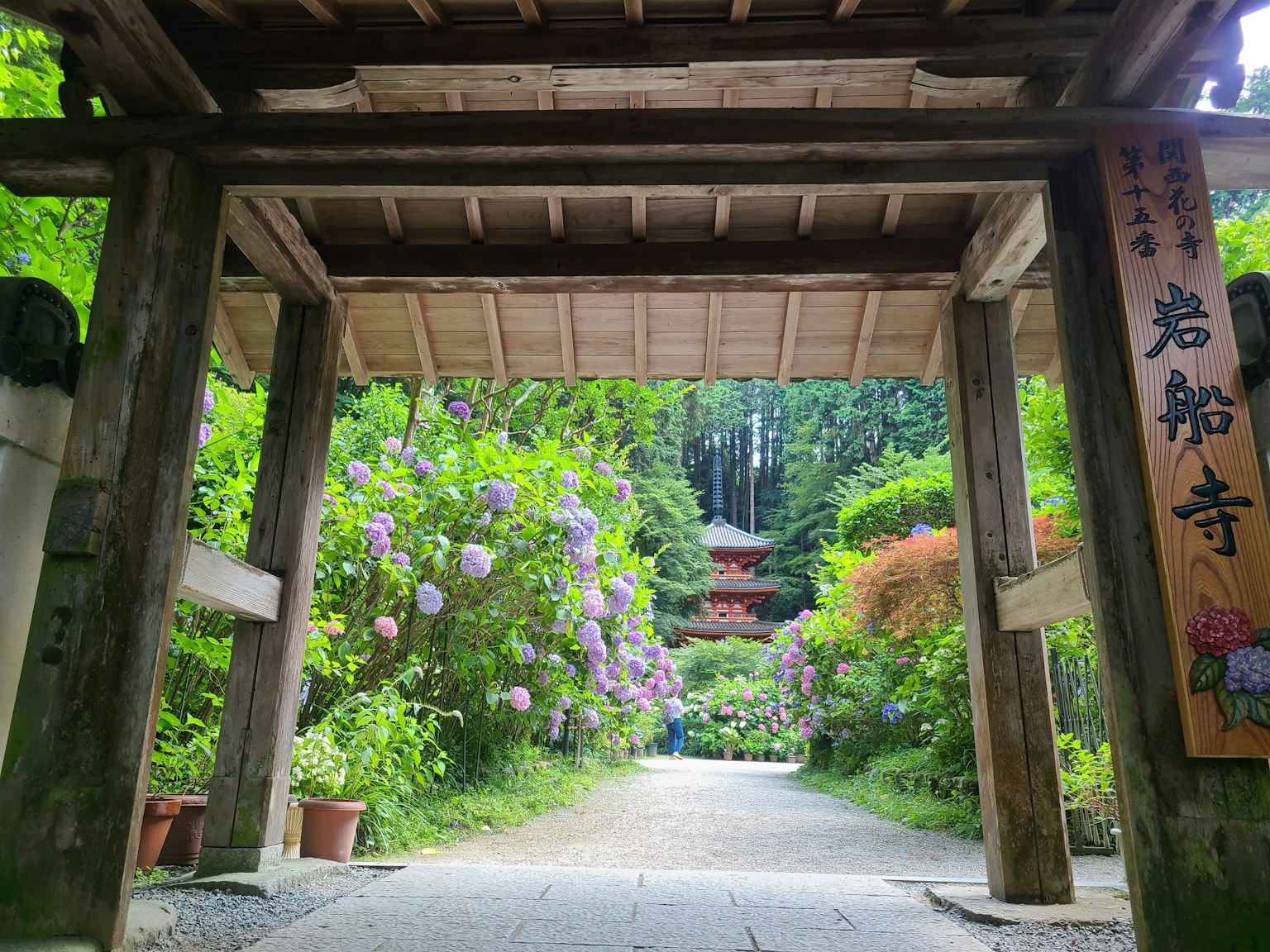 Pemandangan dari pintu masuk kuil Iwafune-ji dikelilingi bunga-bunga indah