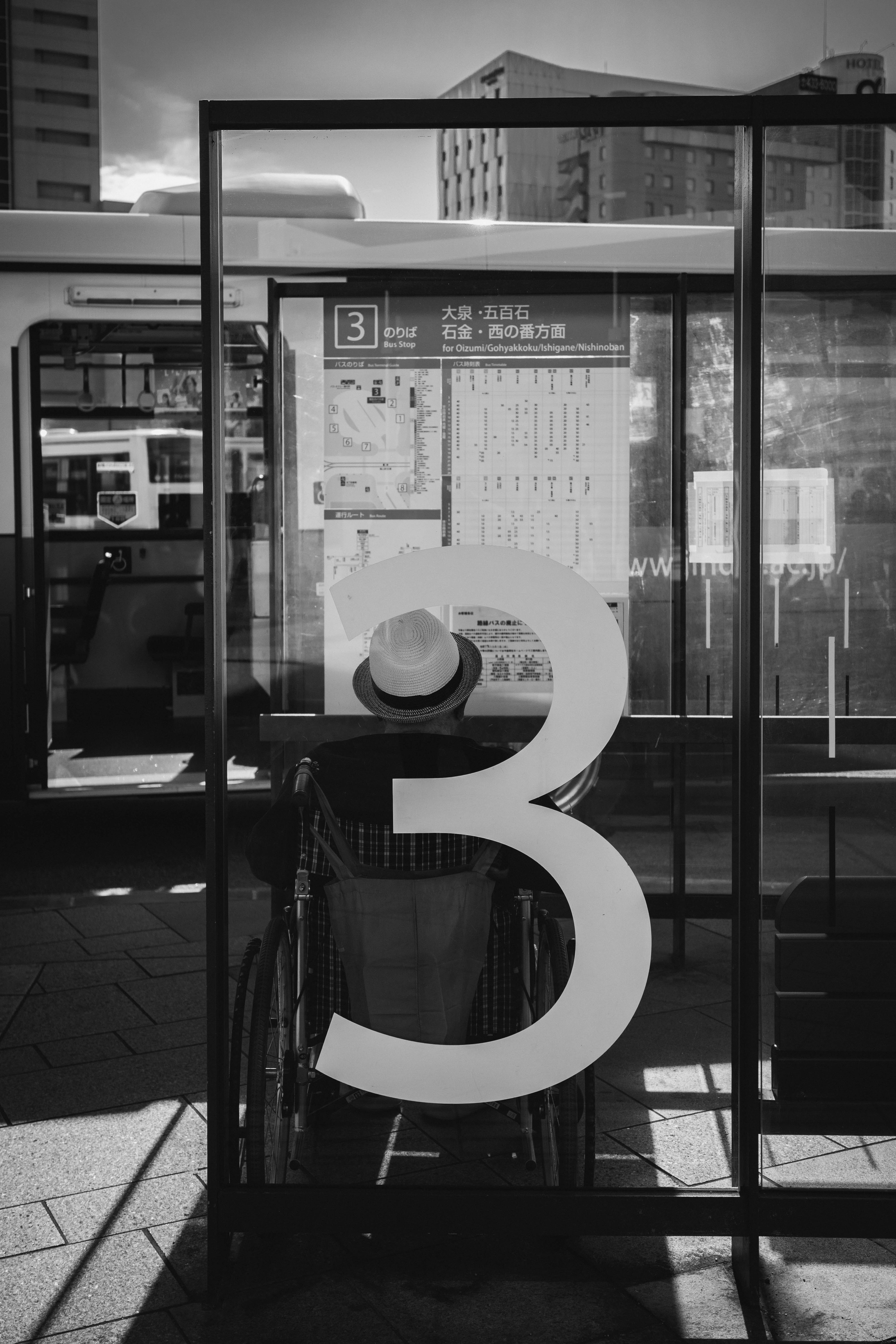 駅のガラス張りの掲示板と大きな「3」表示