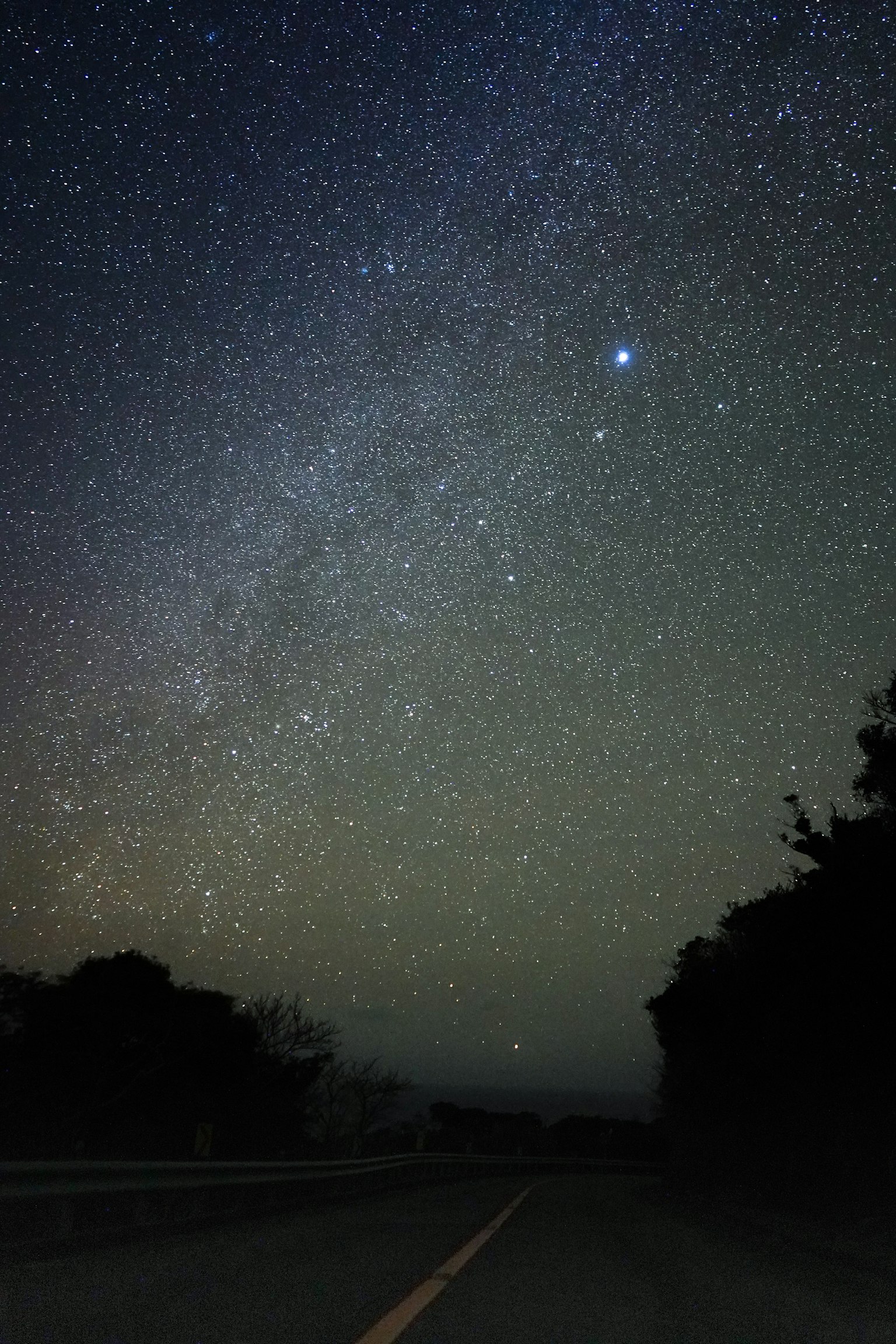 公路上的星空 明亮的星星散布在夜空中