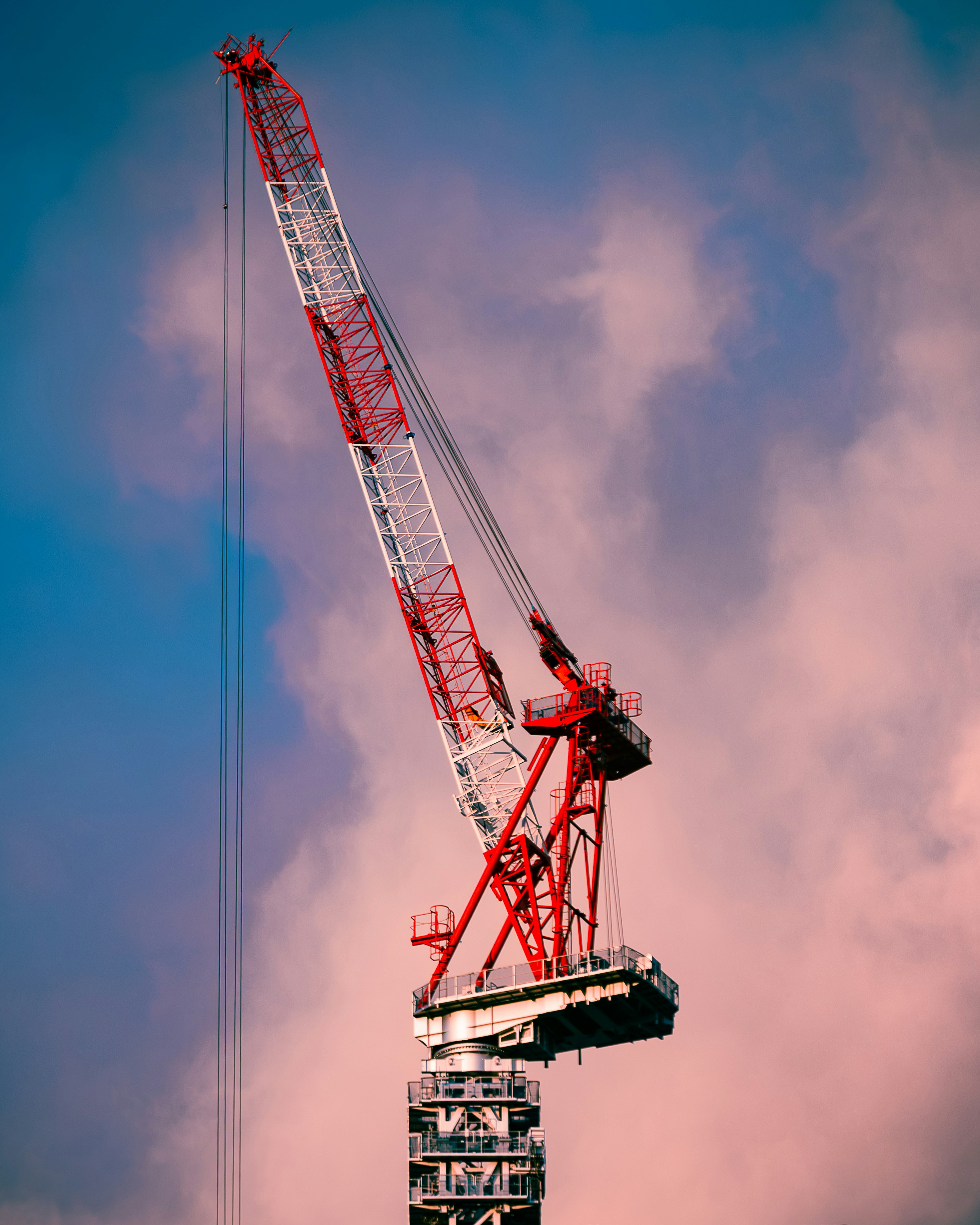 Roter Kranarm und Mast ragen in den Himmel