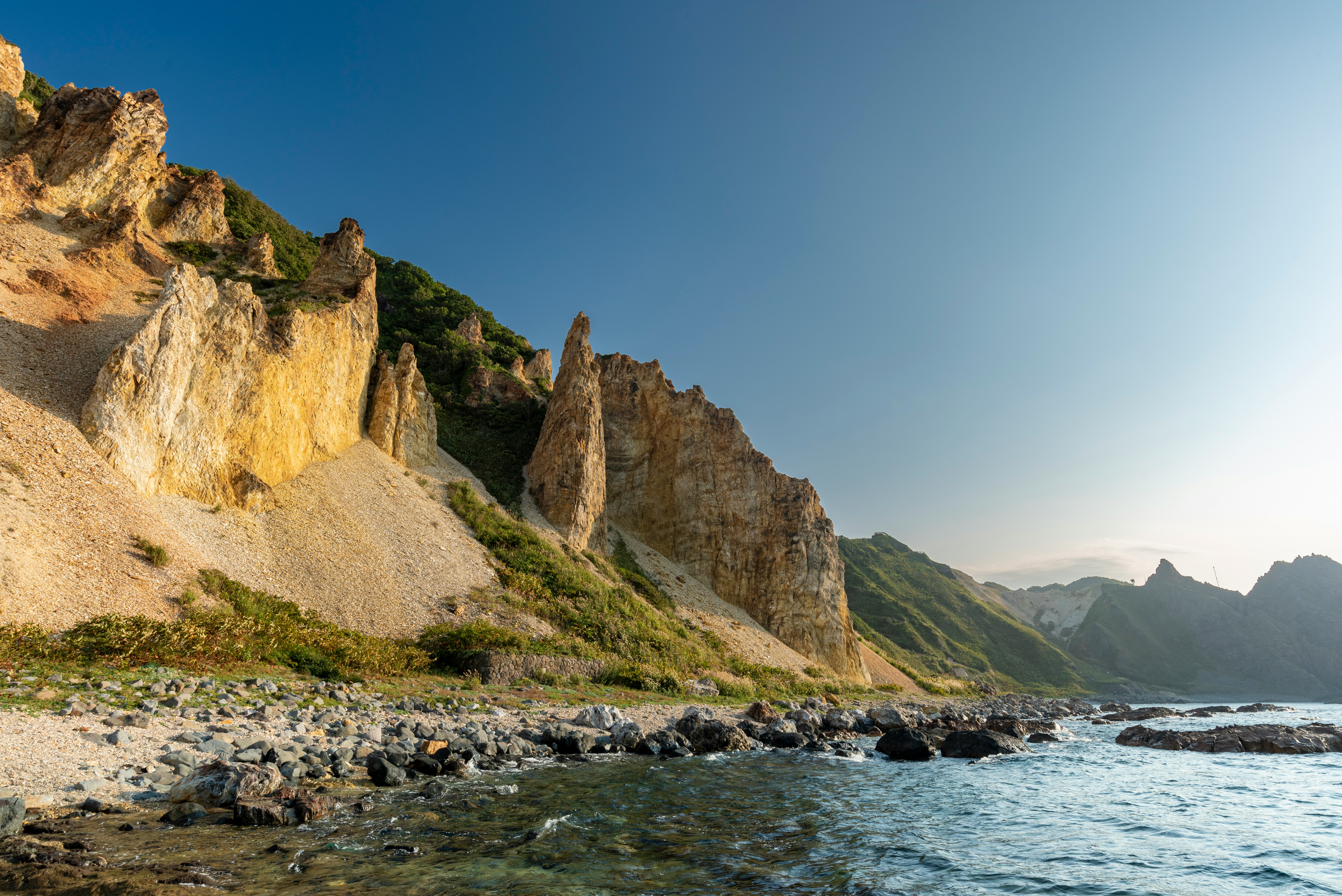 paysage marin avec falaises et côte rocheuse sous un ciel bleu