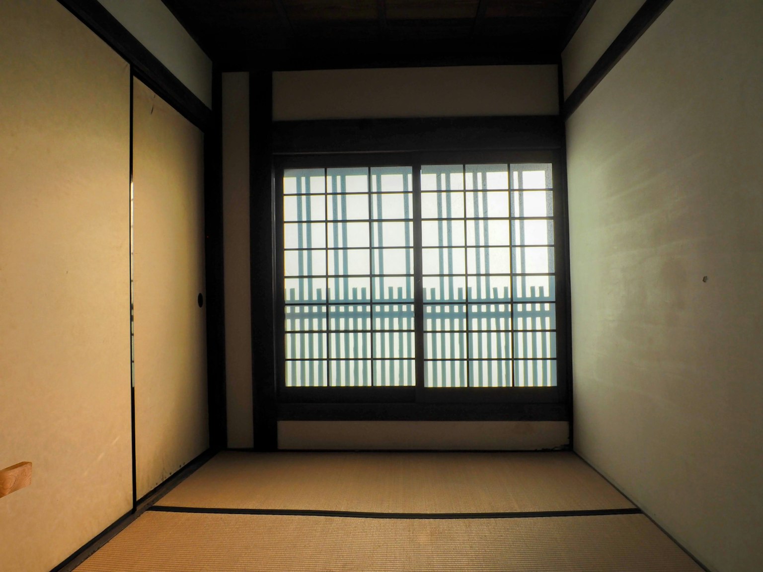 Interior minimalista de una habitación japonesa tradicional con una gran ventana shoji