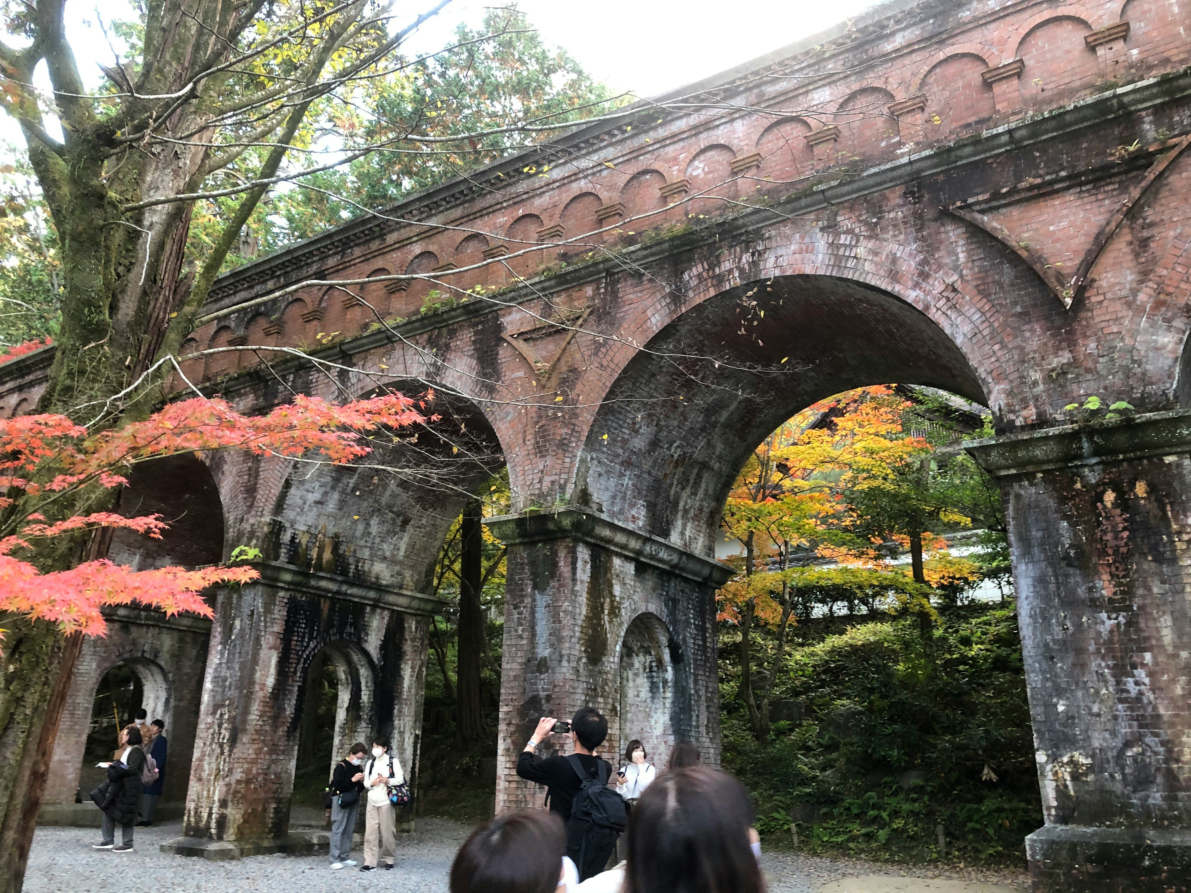 南禅寺のレンガ造りの水道橋と紅葉の参道