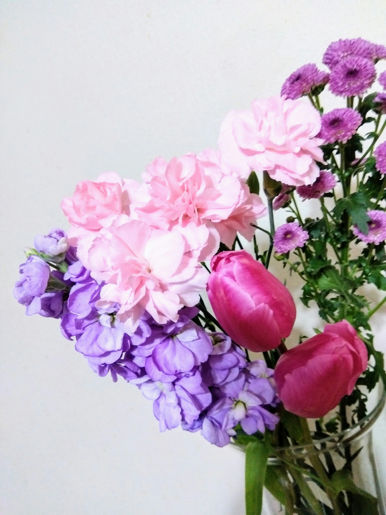 Ramo colorido con rosas rosas y flores moradas
