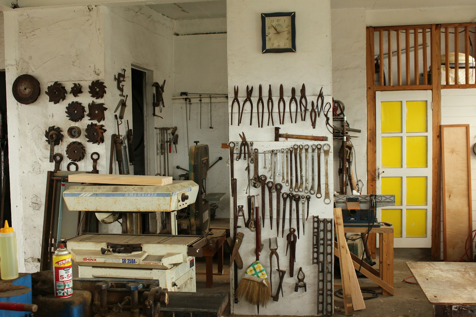 ภายในโรงงานที่มีเครื่องมือและวัตถุหลายอย่างติดอยู่บนผนัง