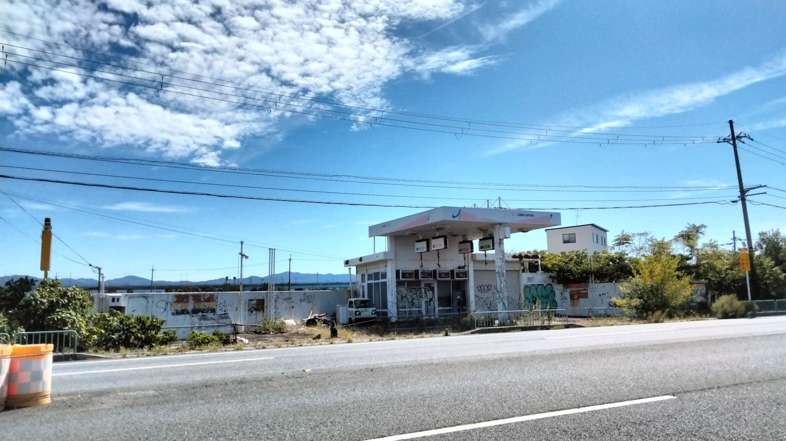 藍天下的道路旁邊的建築