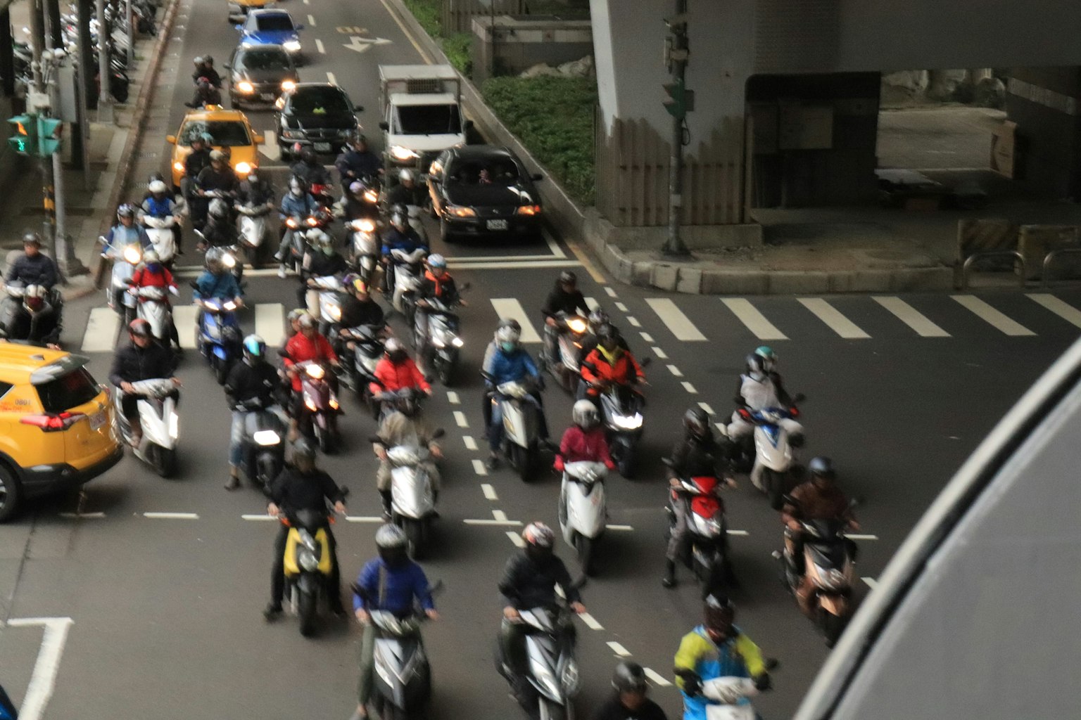 Một ngã tư đô thị đông đúc đầy xe máy và xe tay ga