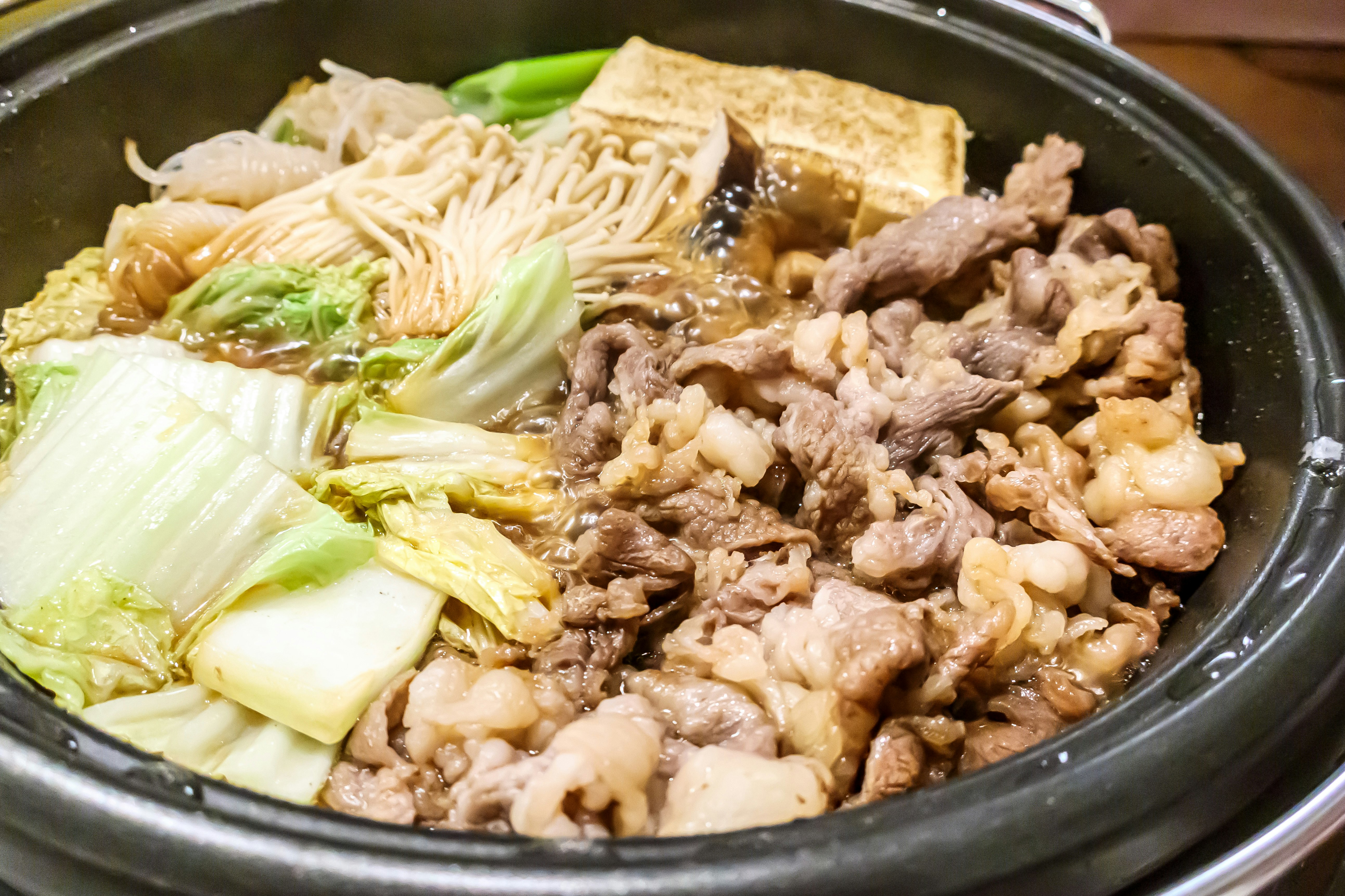すき焼きの鍋で煮込まれた牛肉と野菜
