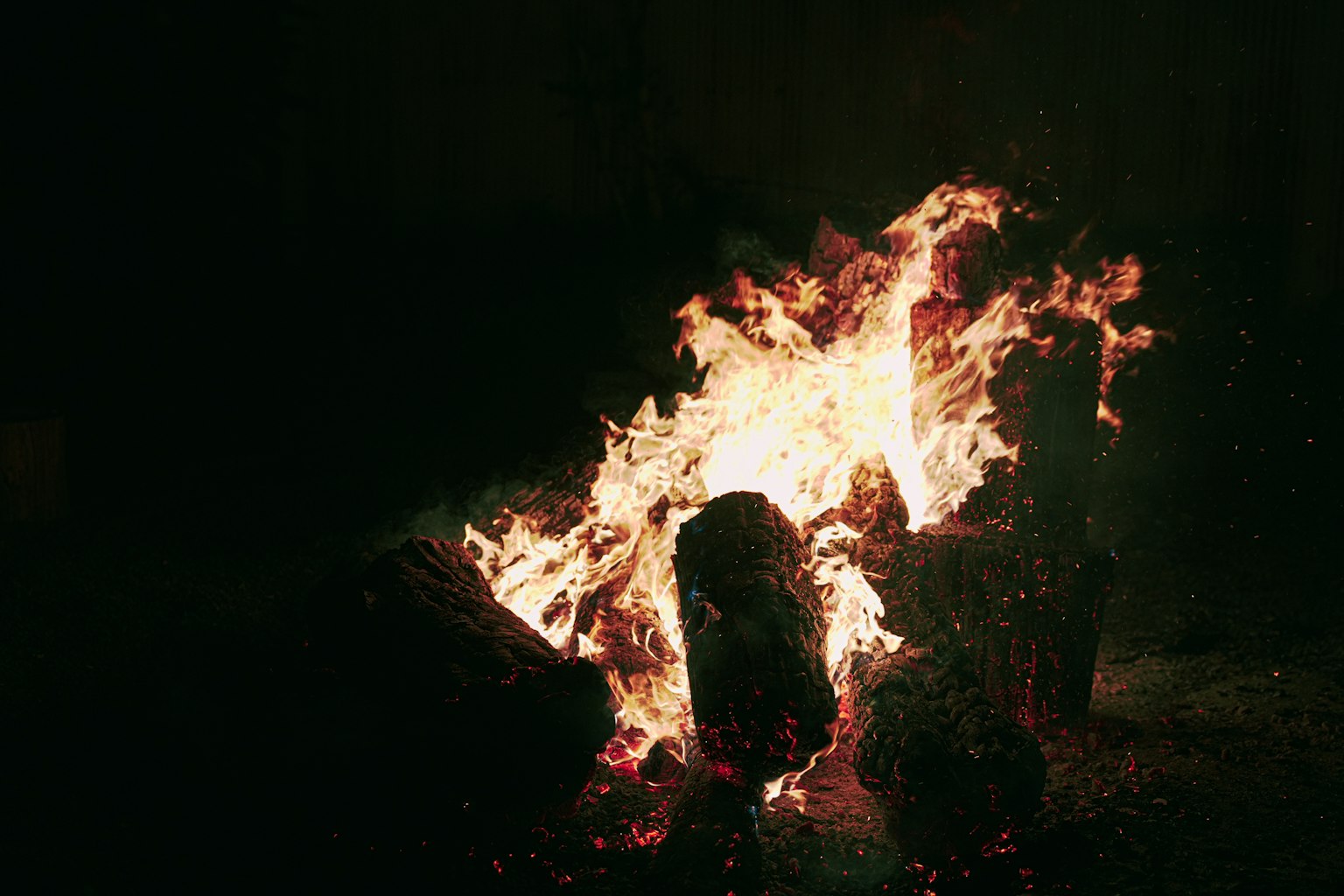 黑暗背景下燃烧的火焰和木材