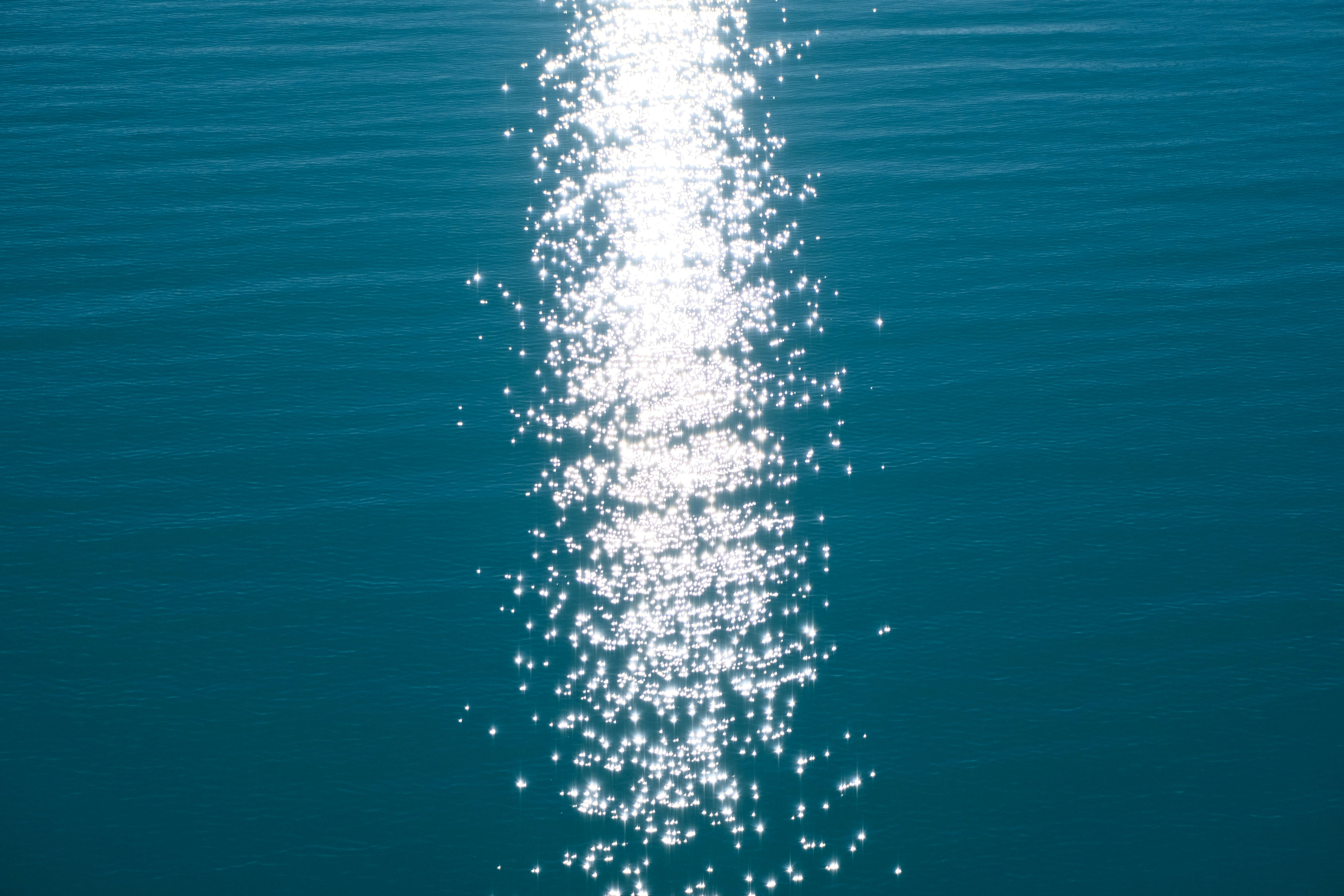 蓝色海面上闪光的水花上涌