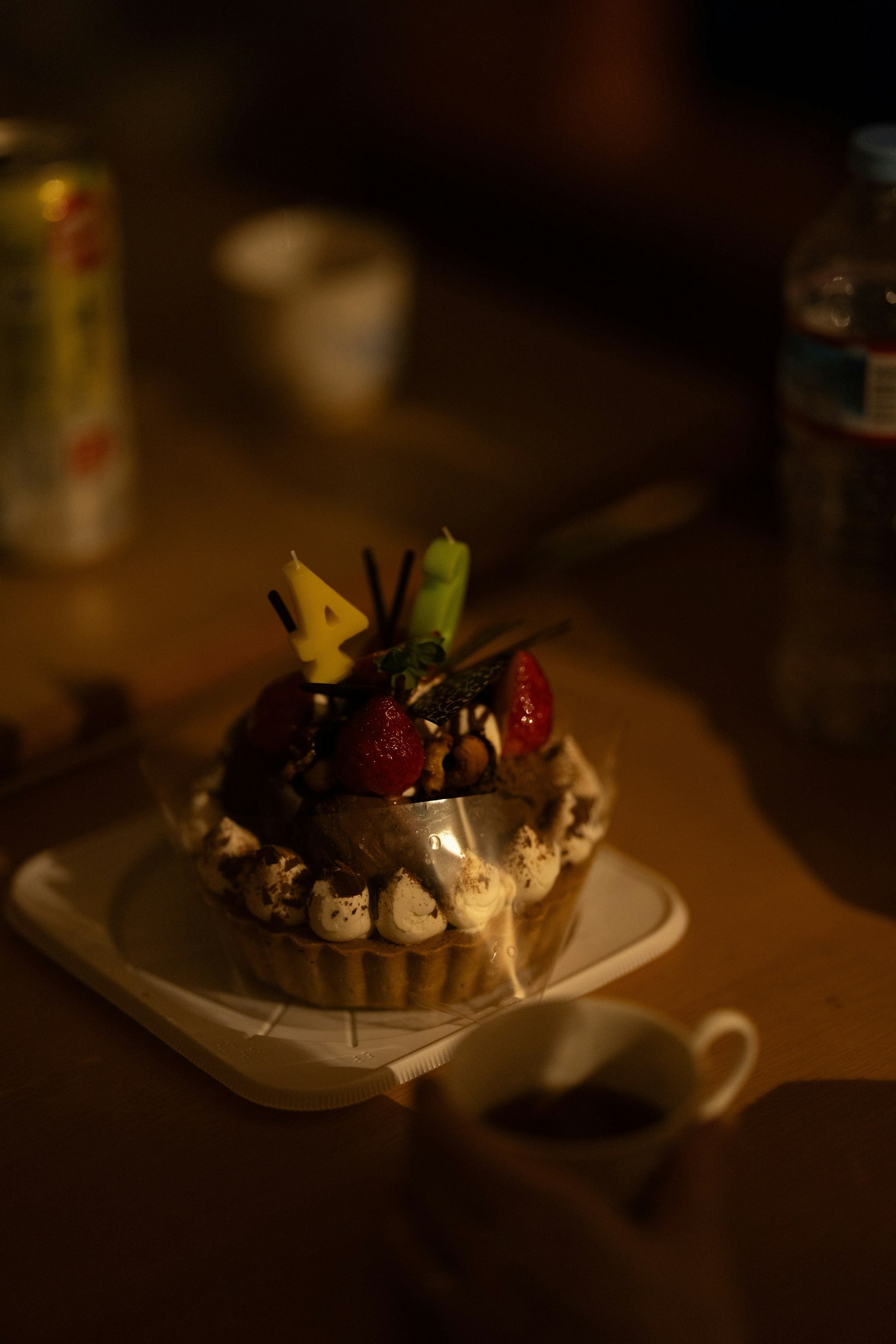 Un pastel de postre cubierto de frutas colocado sobre una mesa