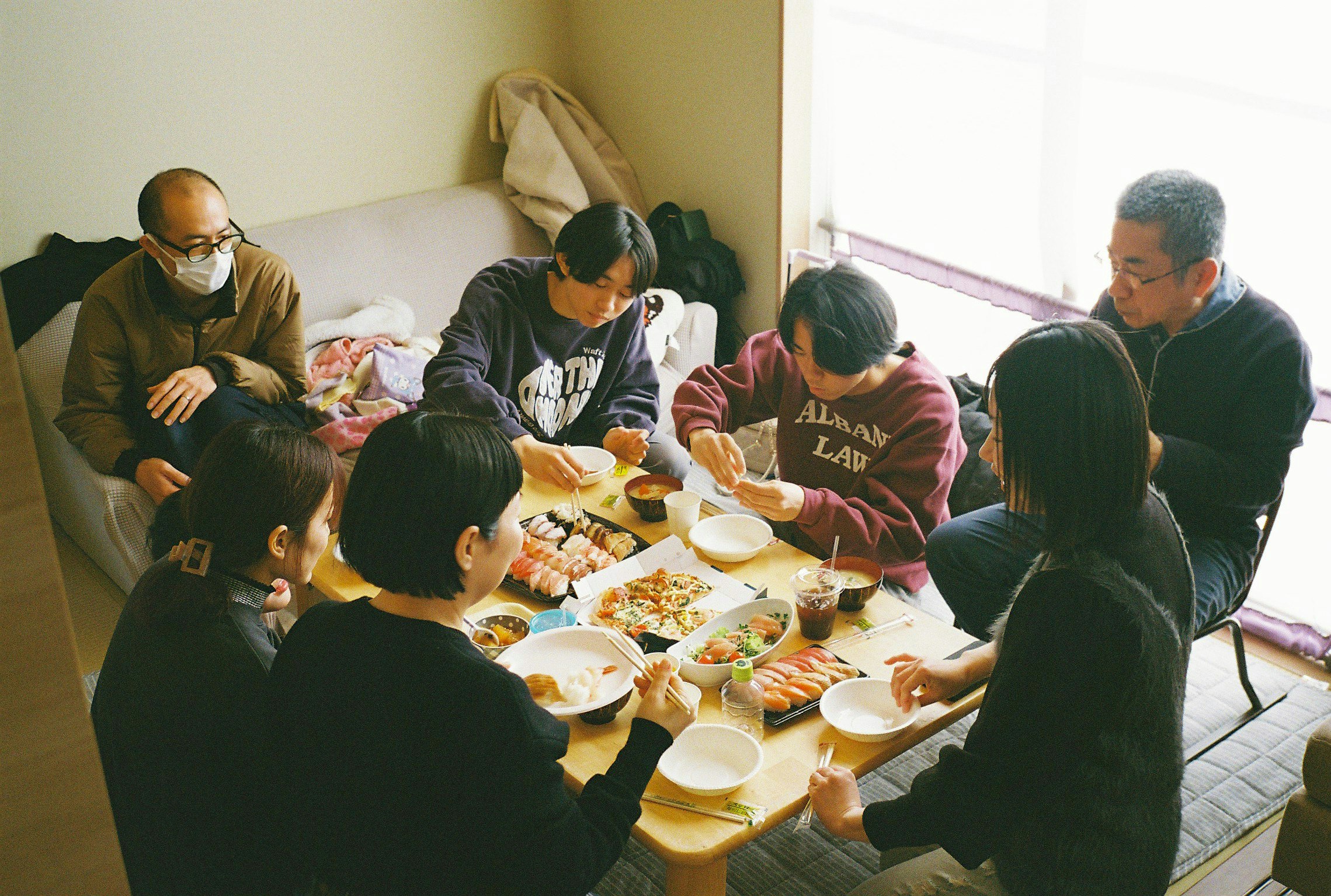 家族や友人が集まって食事を楽しむシーン