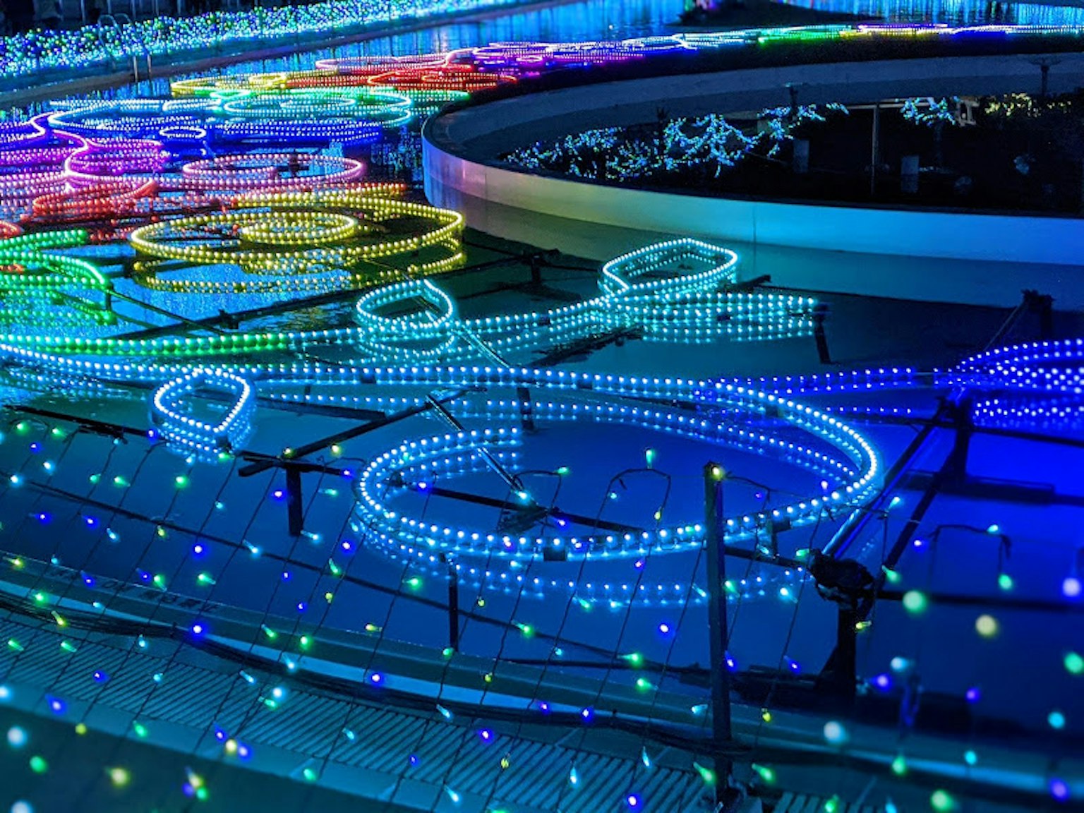 다채로운 LED 조명이 장식된 수변 경관