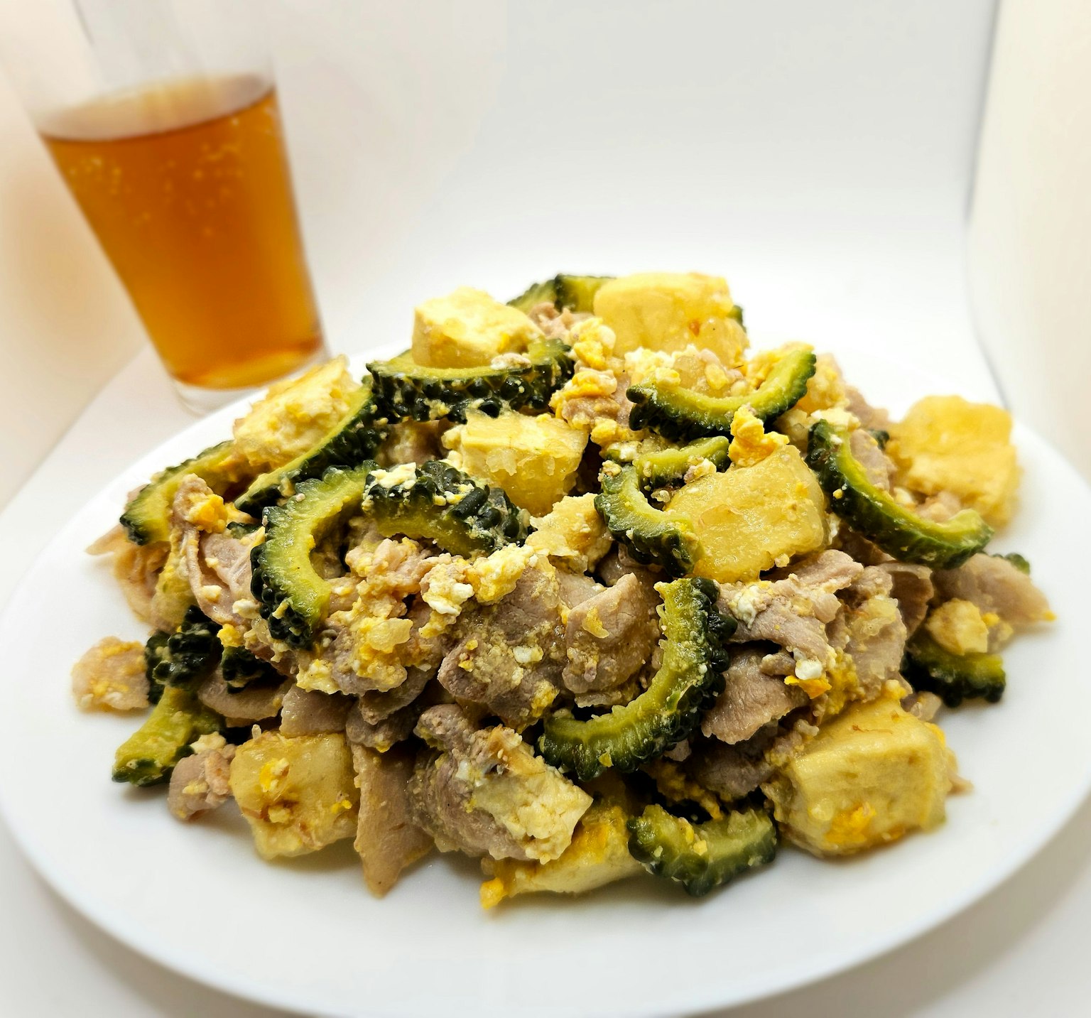 ผัดมะระขี้นกกับไก่และเต้าหู้เสิร์ฟในจาน