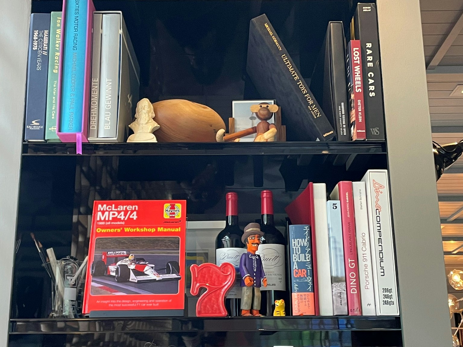 一個展示書籍、玩偶和酒瓶的架子