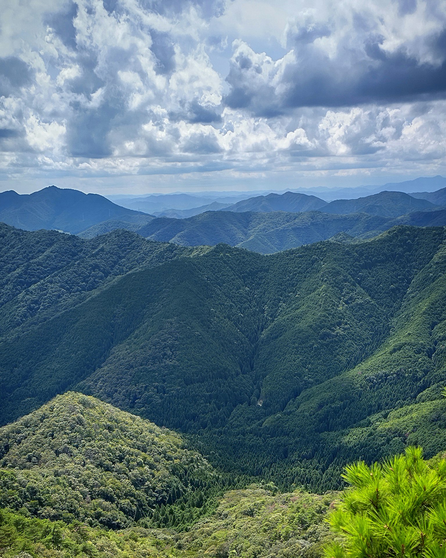 Vista escénica de montañas verdes bajo un cielo azul