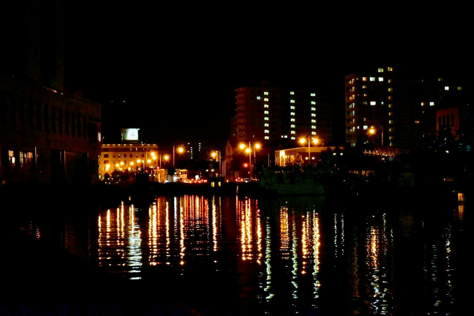 夜間城市景觀水面上建築和燈光的倒影