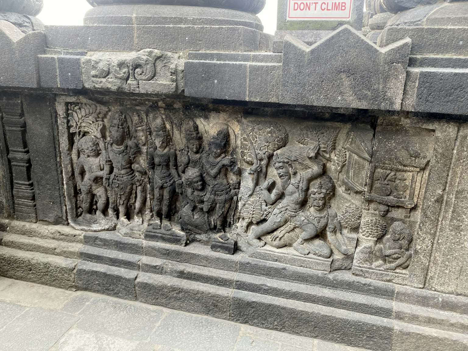 Dettaglio di un rilievo in pietra che rappresenta figure sulla parete del tempio di Borobudur
