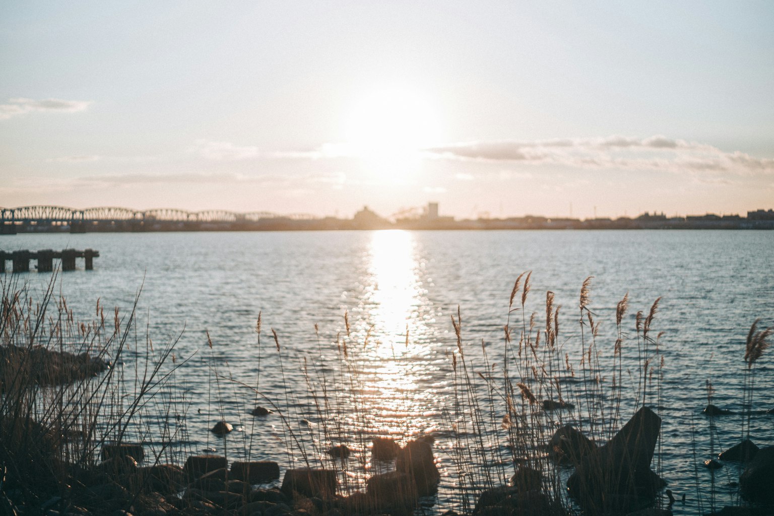 Tramonto che si riflette sulla superficie dell'acqua con una vista serena del lago