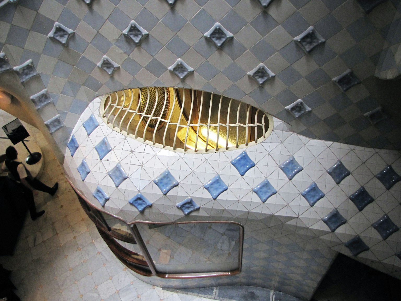 Chi tiết nội thất của Casa Batlló thể hiện phong cách kiến trúc độc đáo của Gaudí