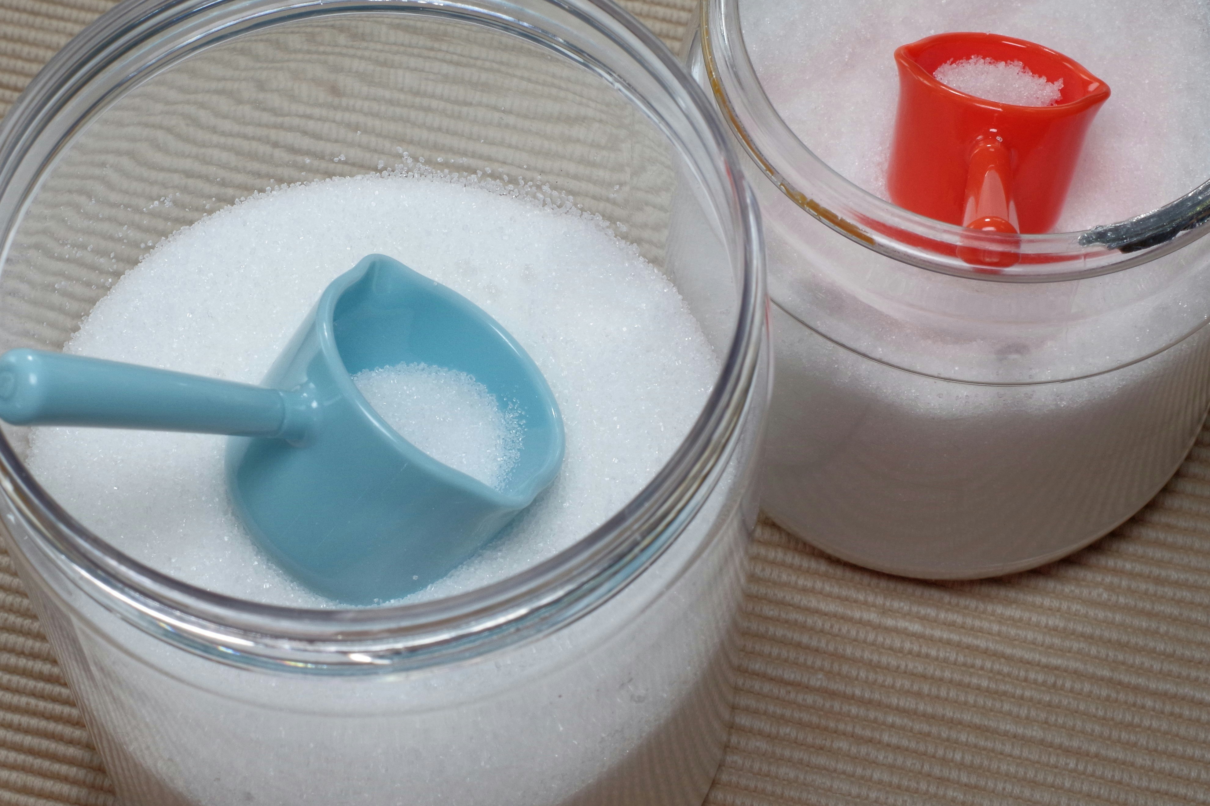 contenitori con latte e polvere con un misurino blu