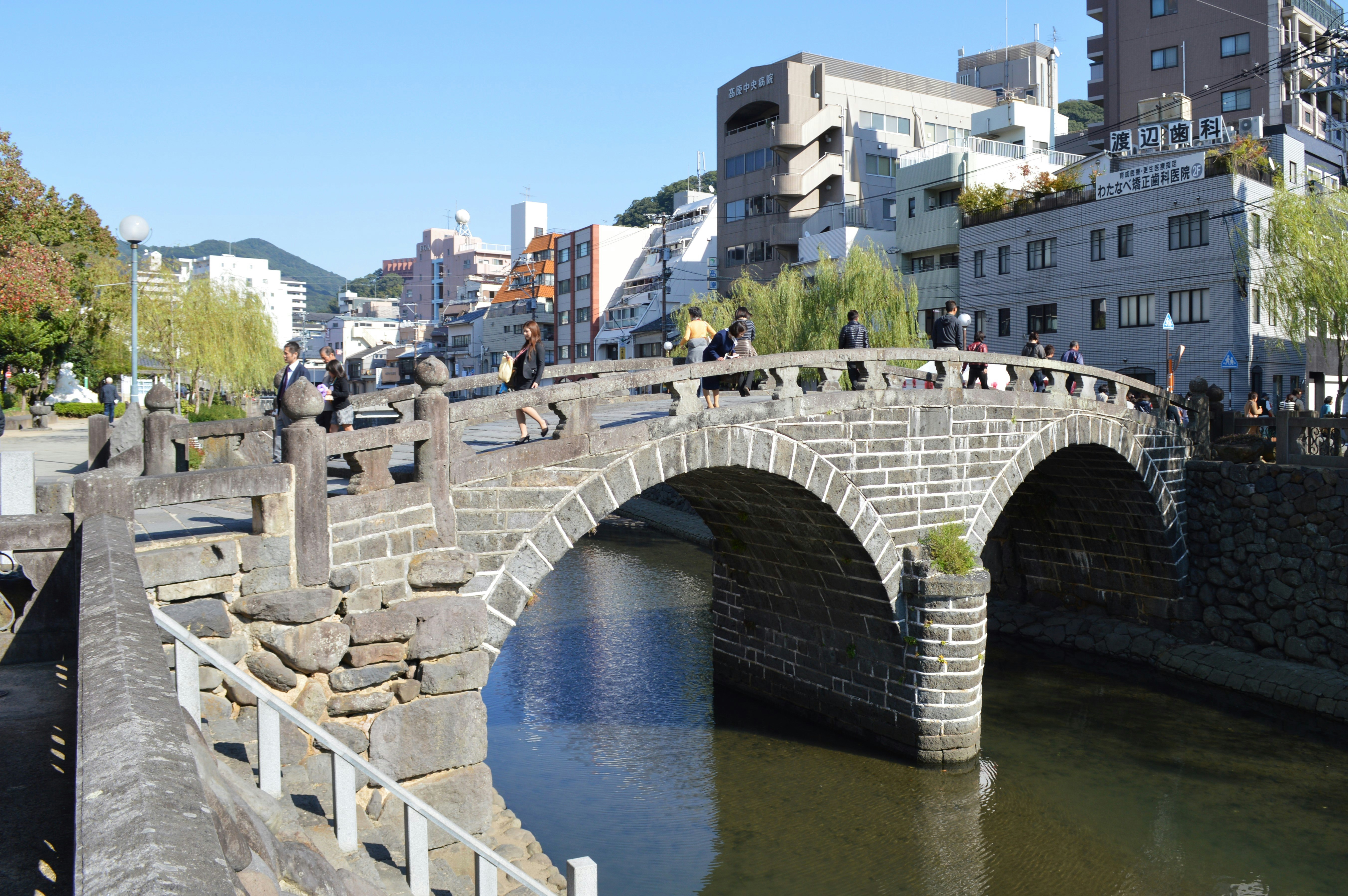 長崎・眼鏡橋の石造アーチと川沿いの遊歩道