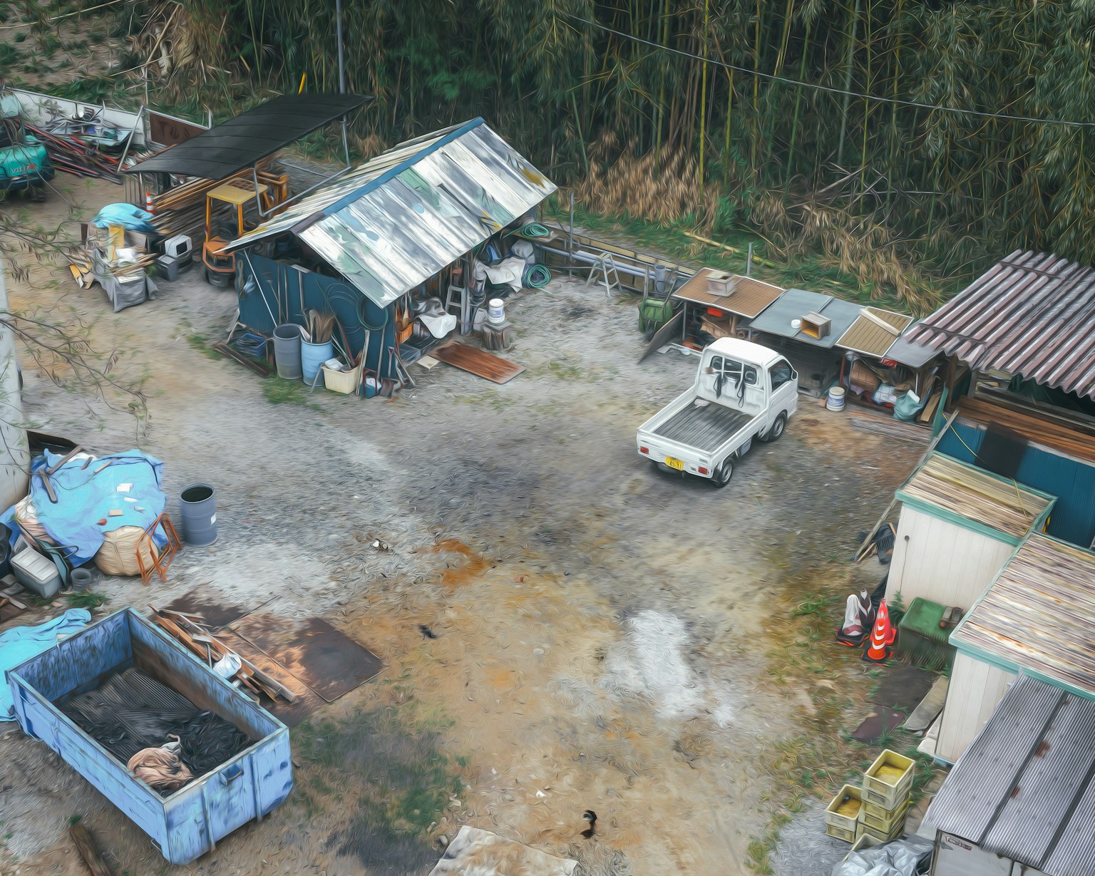 Vue aérienne d'un chantier avec des entrepôts anciens et un camion