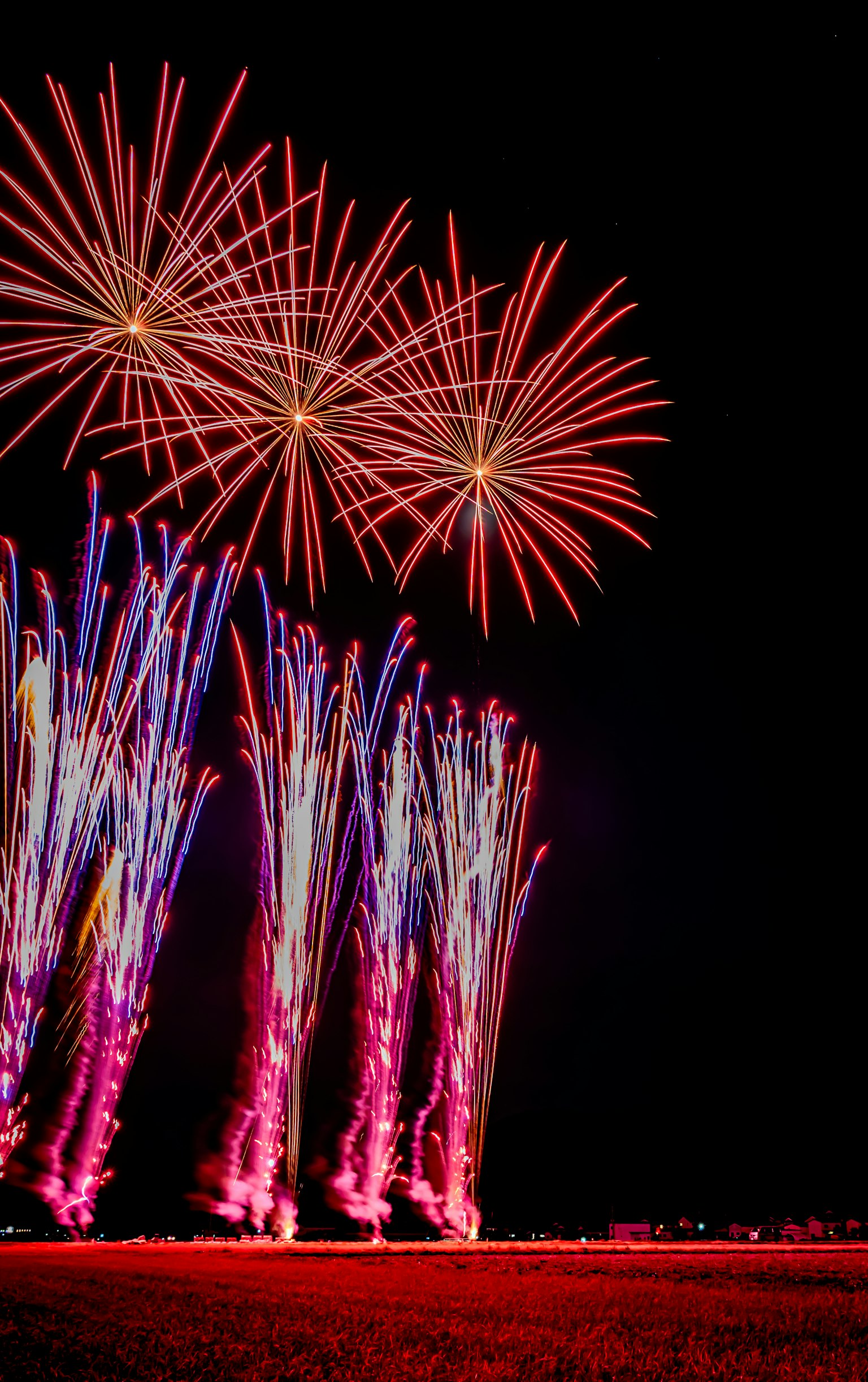 Fuochi d'artificio colorati che esplodono nel cielo notturno
