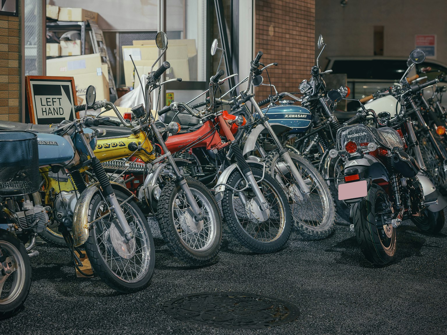 Une rangée de motos variées garées dans un environnement urbain