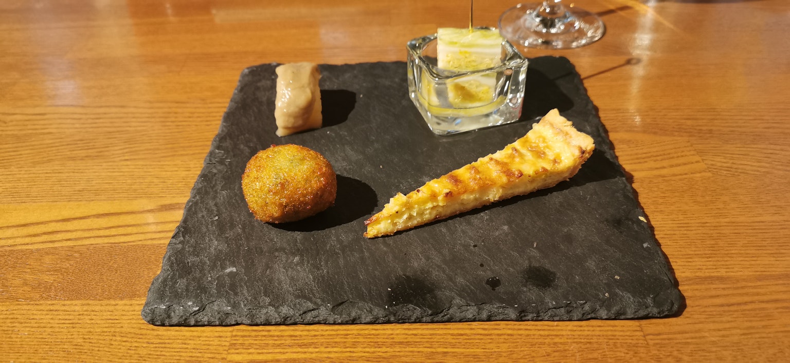 검은 돌 접시에 담긴 요리 모음