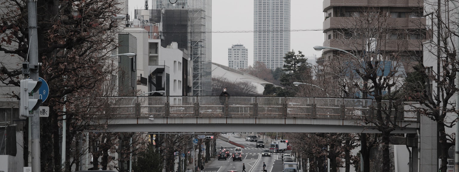 城市景观中的人行天桥和周围的摩天大楼