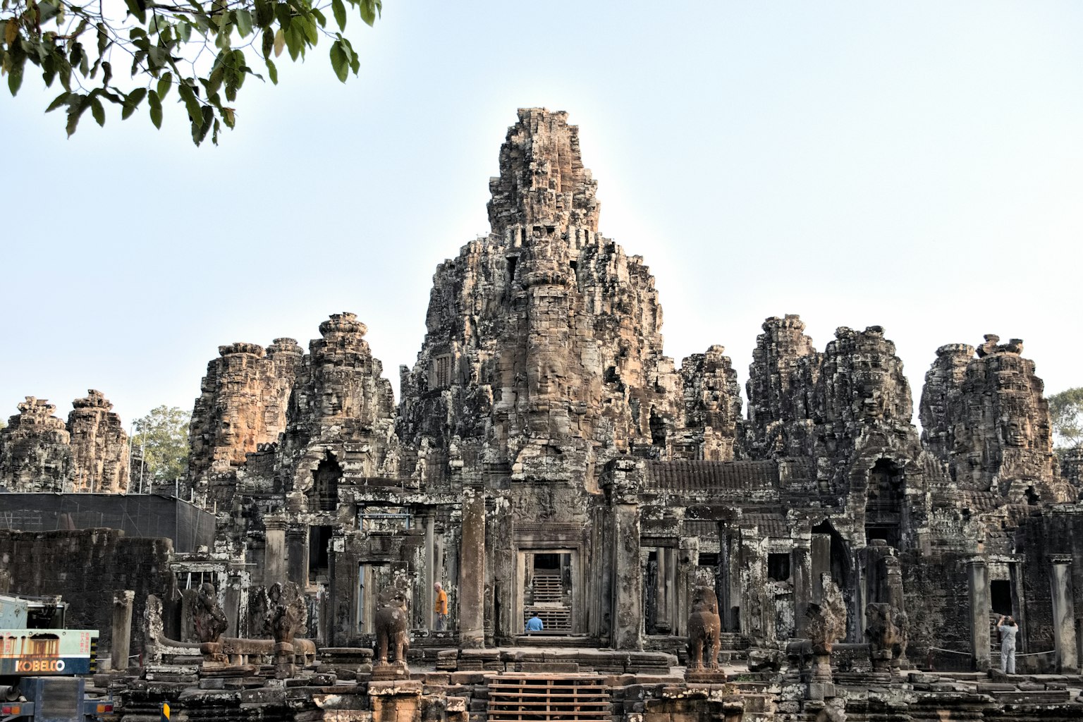 Torri di pietra e incisioni del tempio Bayon ad Angkor Wat