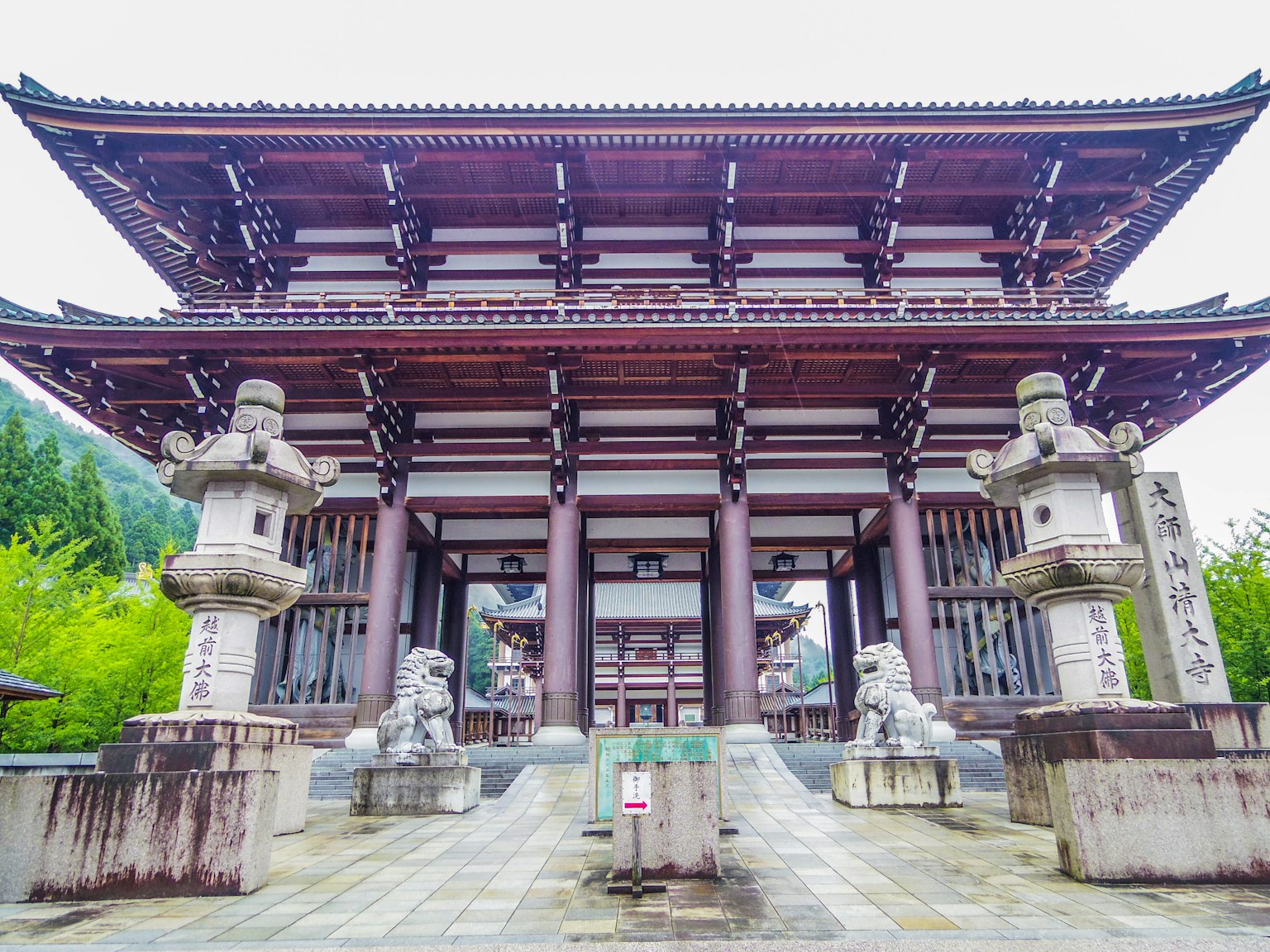 Traditionelles japanisches Tempeltor mit steinernen Wächterlöwen