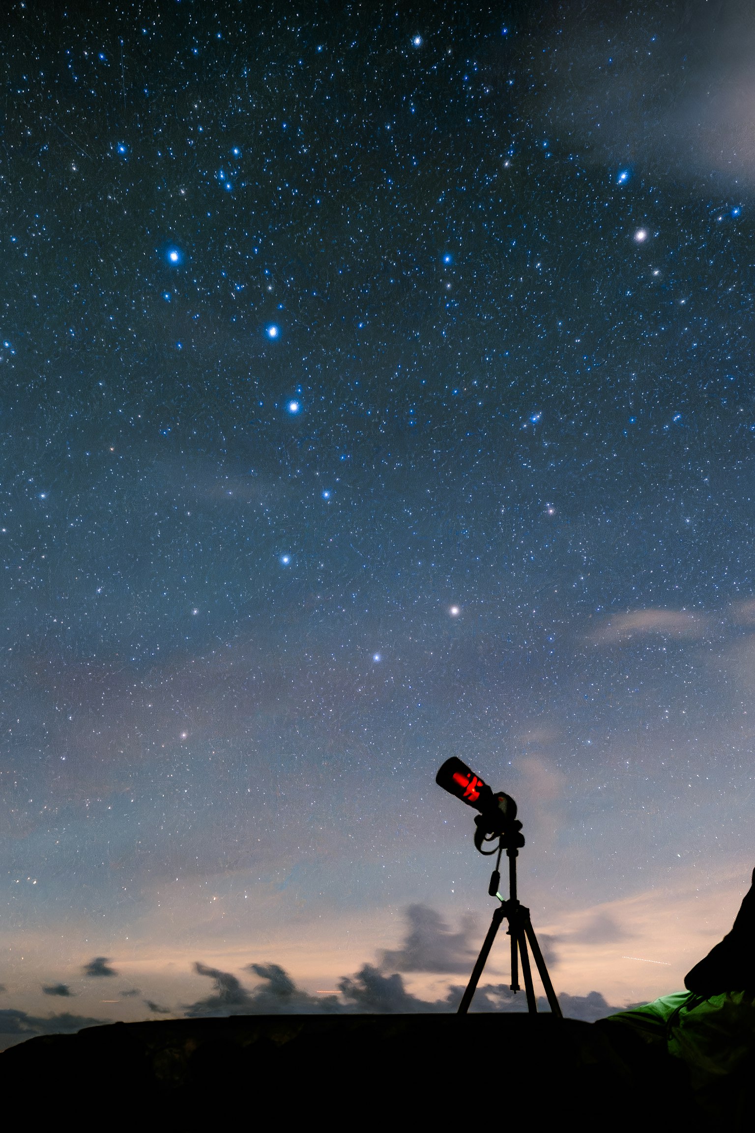 Ciel nocturne avec des étoiles et un télescope