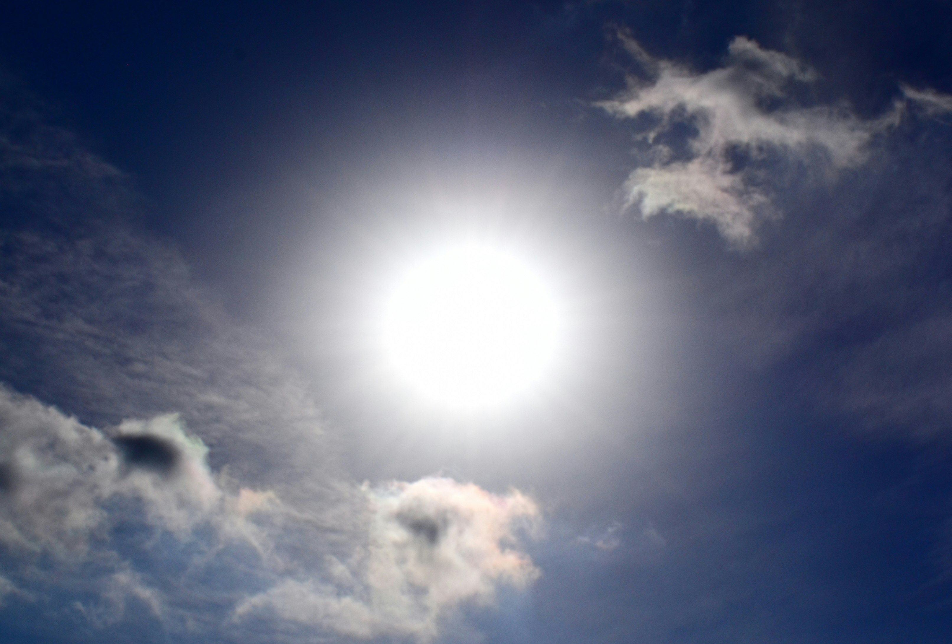 燦然と輝く太陽と青空の雲