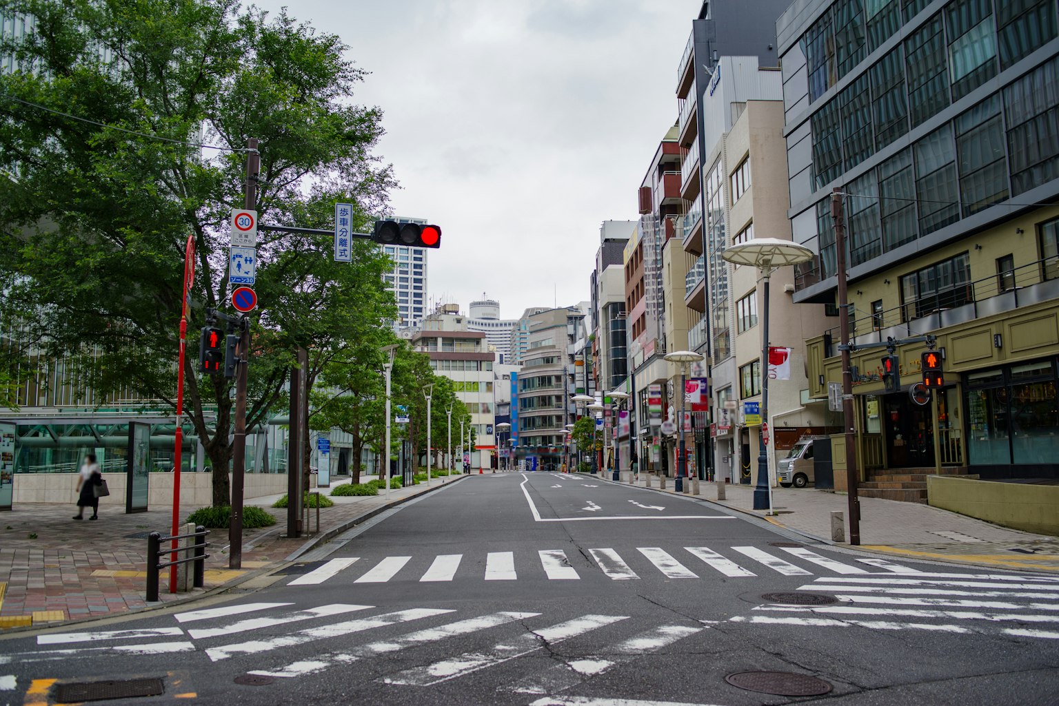 安靜的城市街道，紅色交通信號燈和人行道