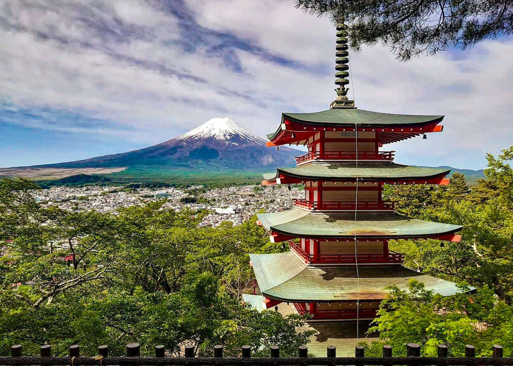 Pagoda roja con el monte Fuji al fondo