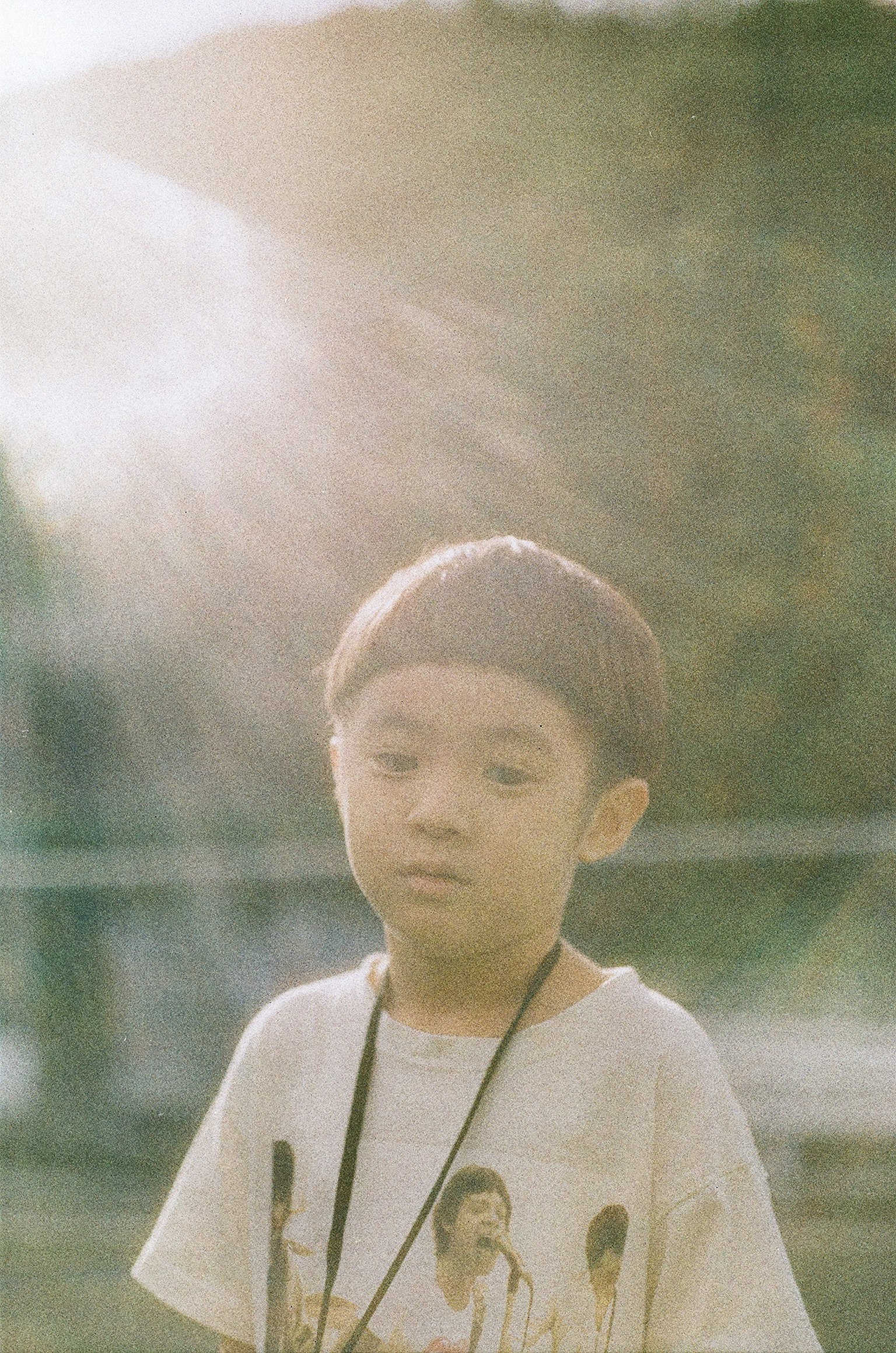 少年が日差しの中で立っている柔らかい光の写真