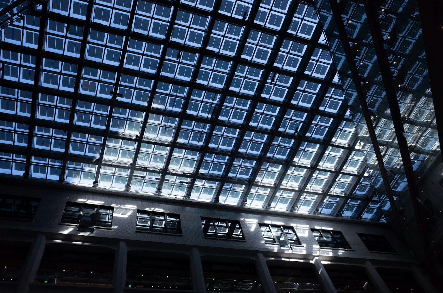 Interno di un edificio moderno con un soffitto in vetro blu