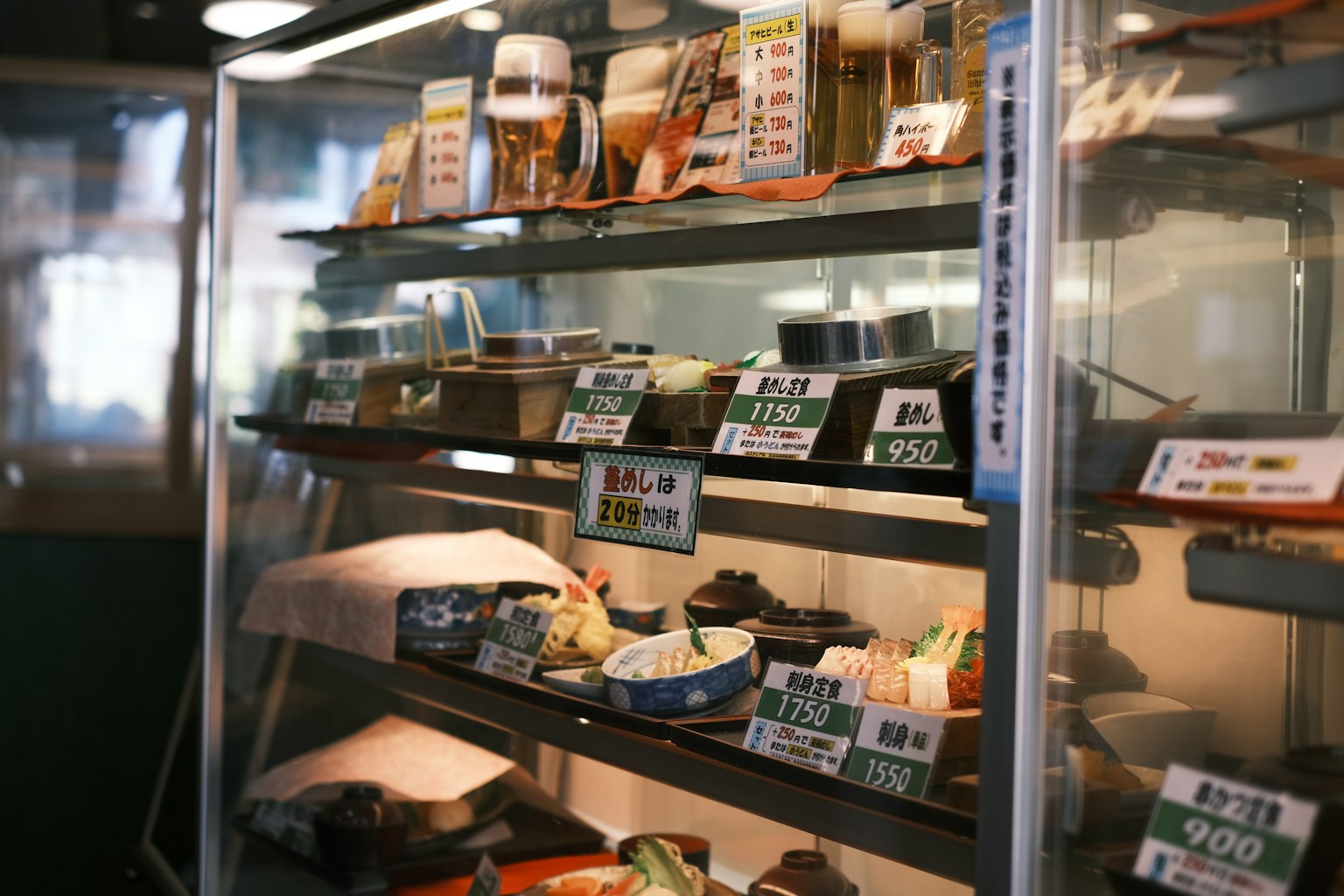 Vitrine mit Sushi- und Tempura-Gerichten