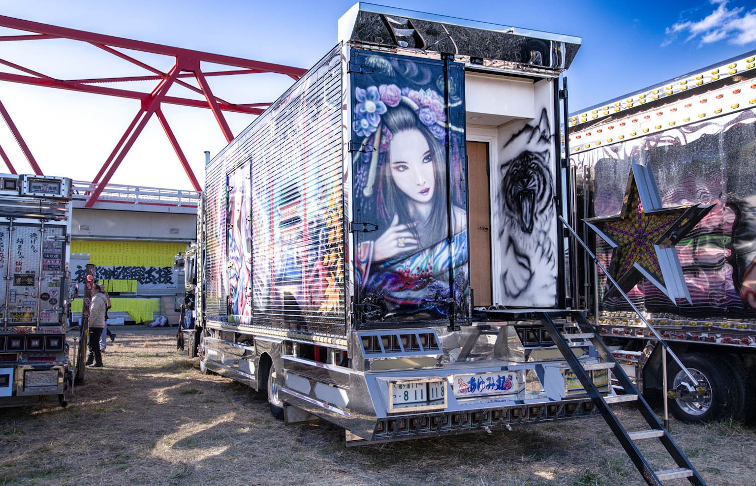 Camion décoratif présentant une belle fresque de femme à l'arrière
