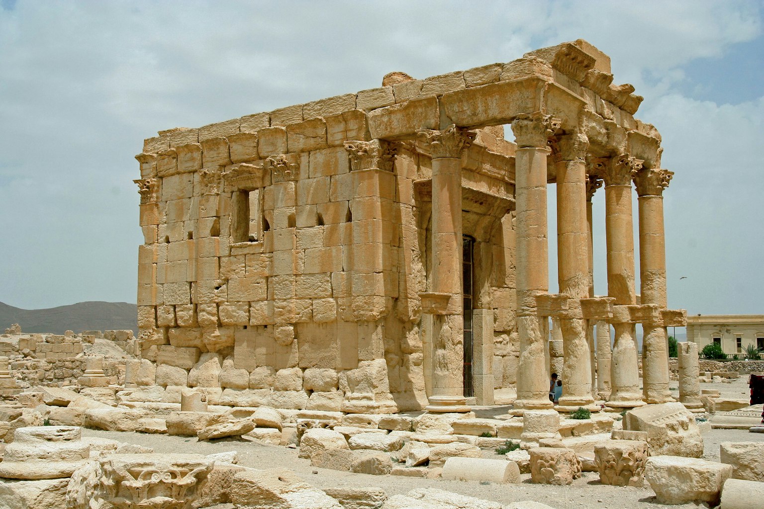 Ruinas del antiguo templo en Baalbek con grandes columnas y bloques de piedra