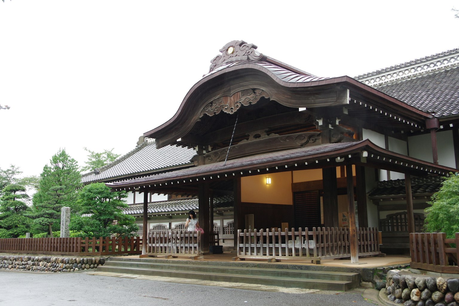 傳統日本建築風格的房屋外觀 美麗的屋頂和木質甲板 綠色景觀