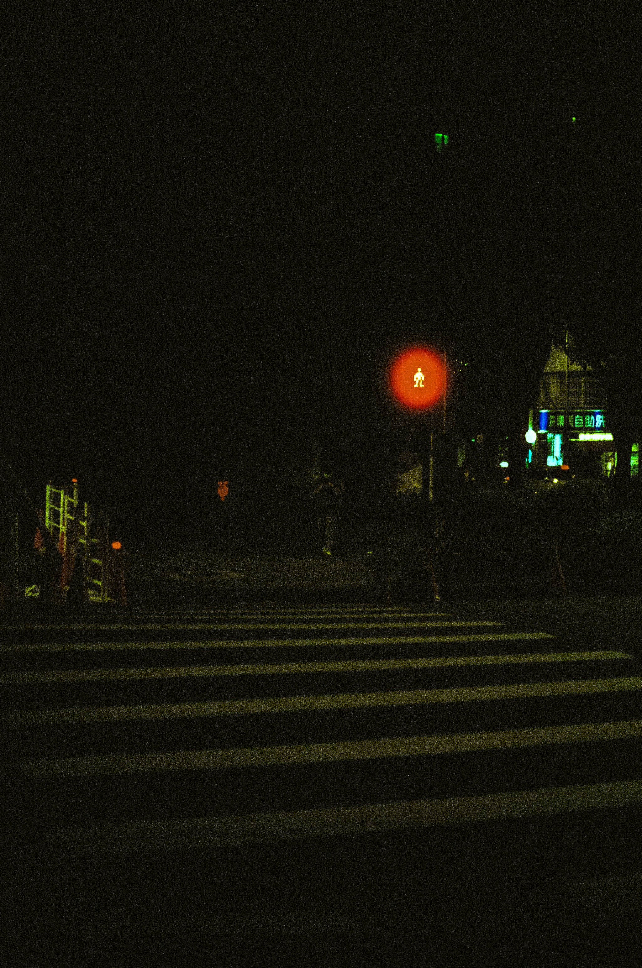 夜の交差点にある赤信号と横断歩道の風景