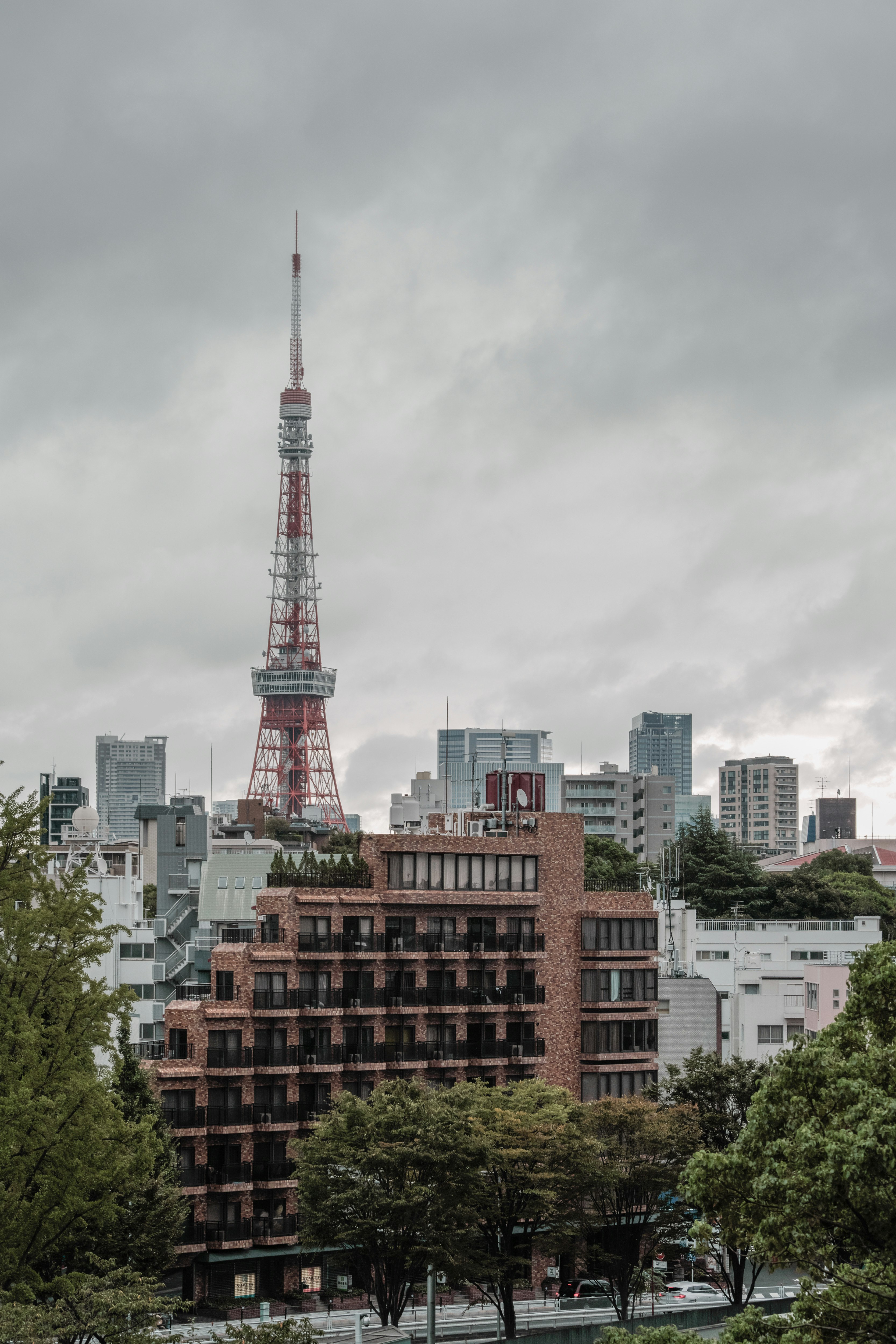 城市屋顶与天空中的广播塔景观