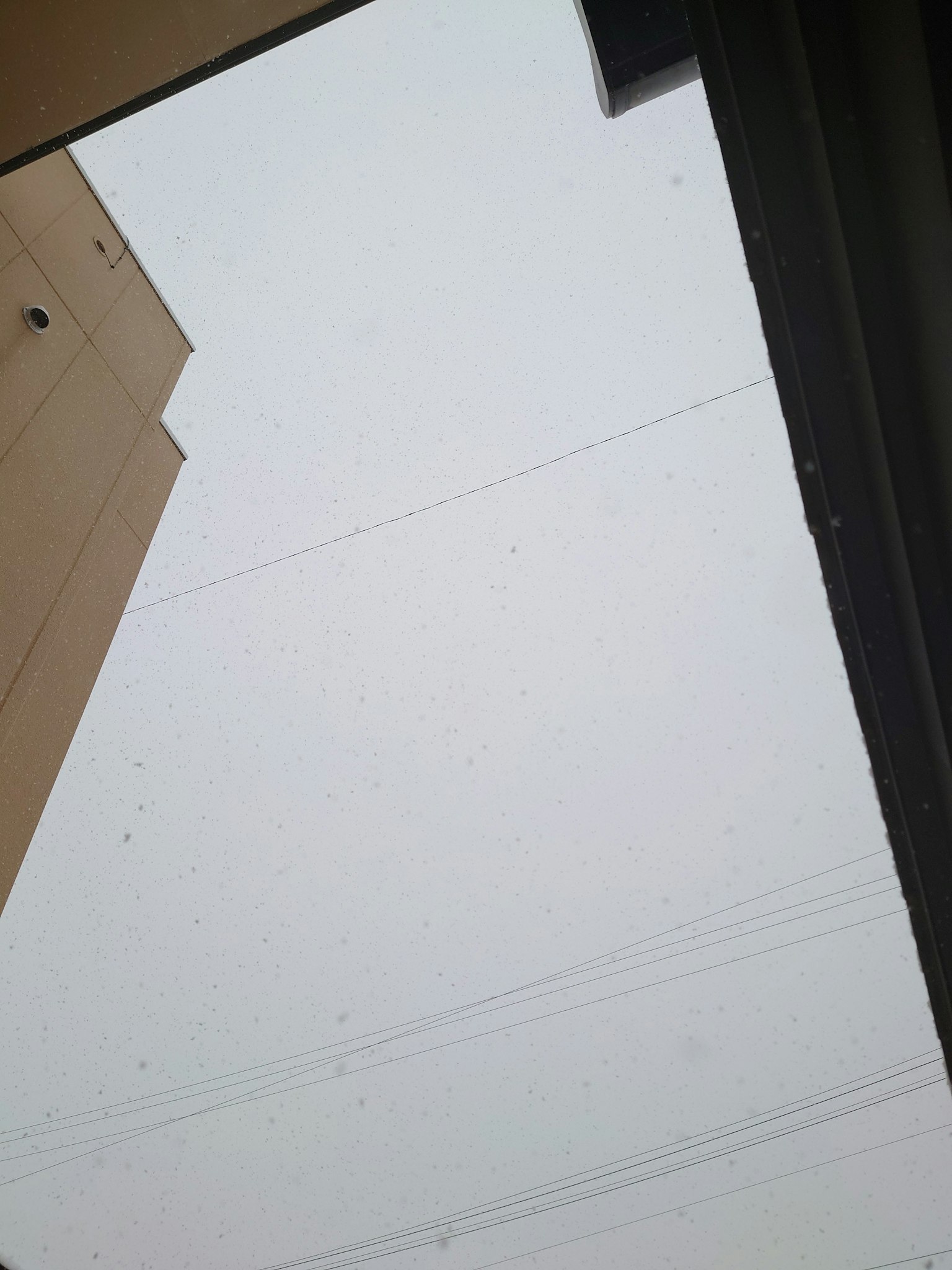 建筑之间看到的多云天空的图像