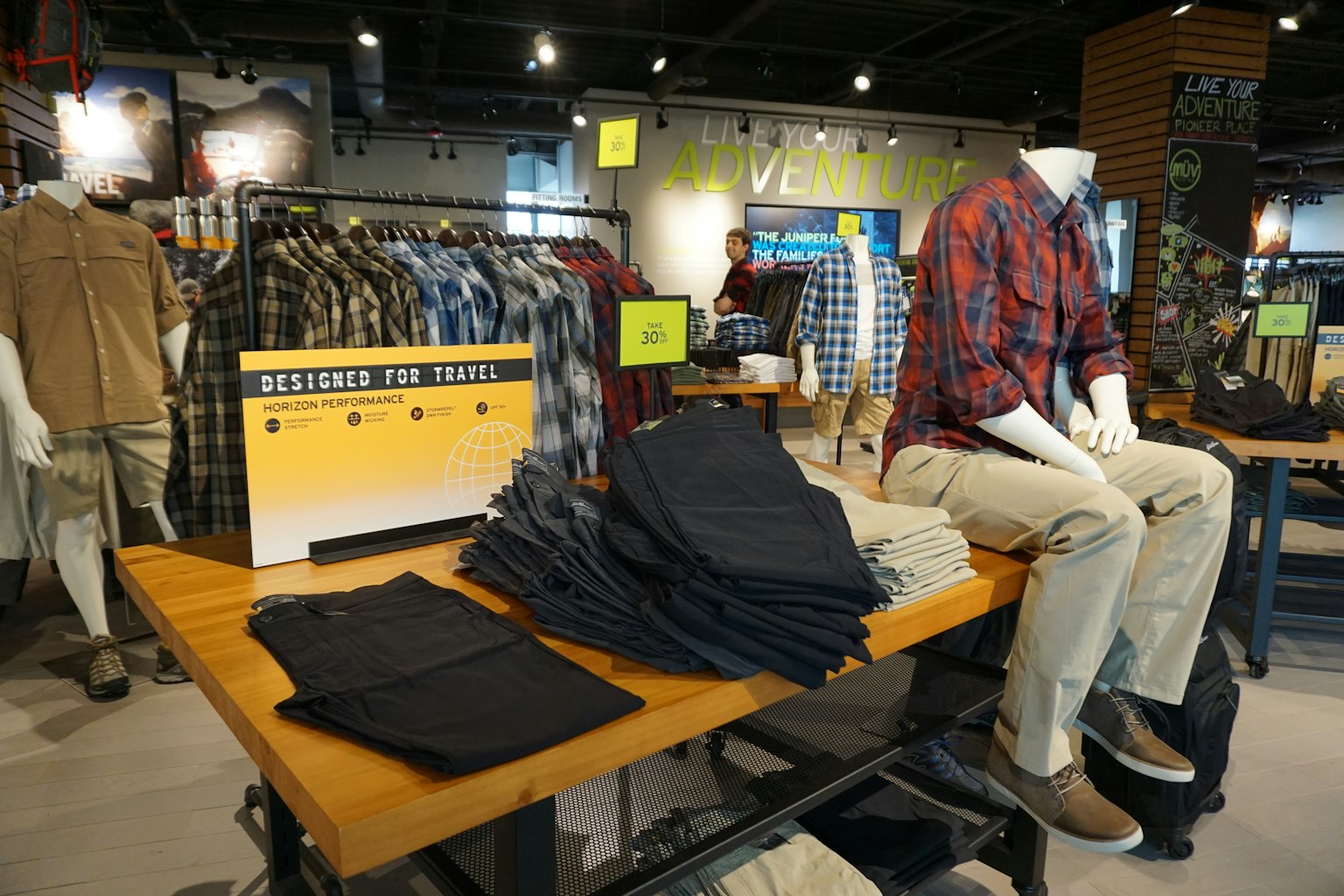 Camicie e pantaloni casual esposti in un negozio di abbigliamento