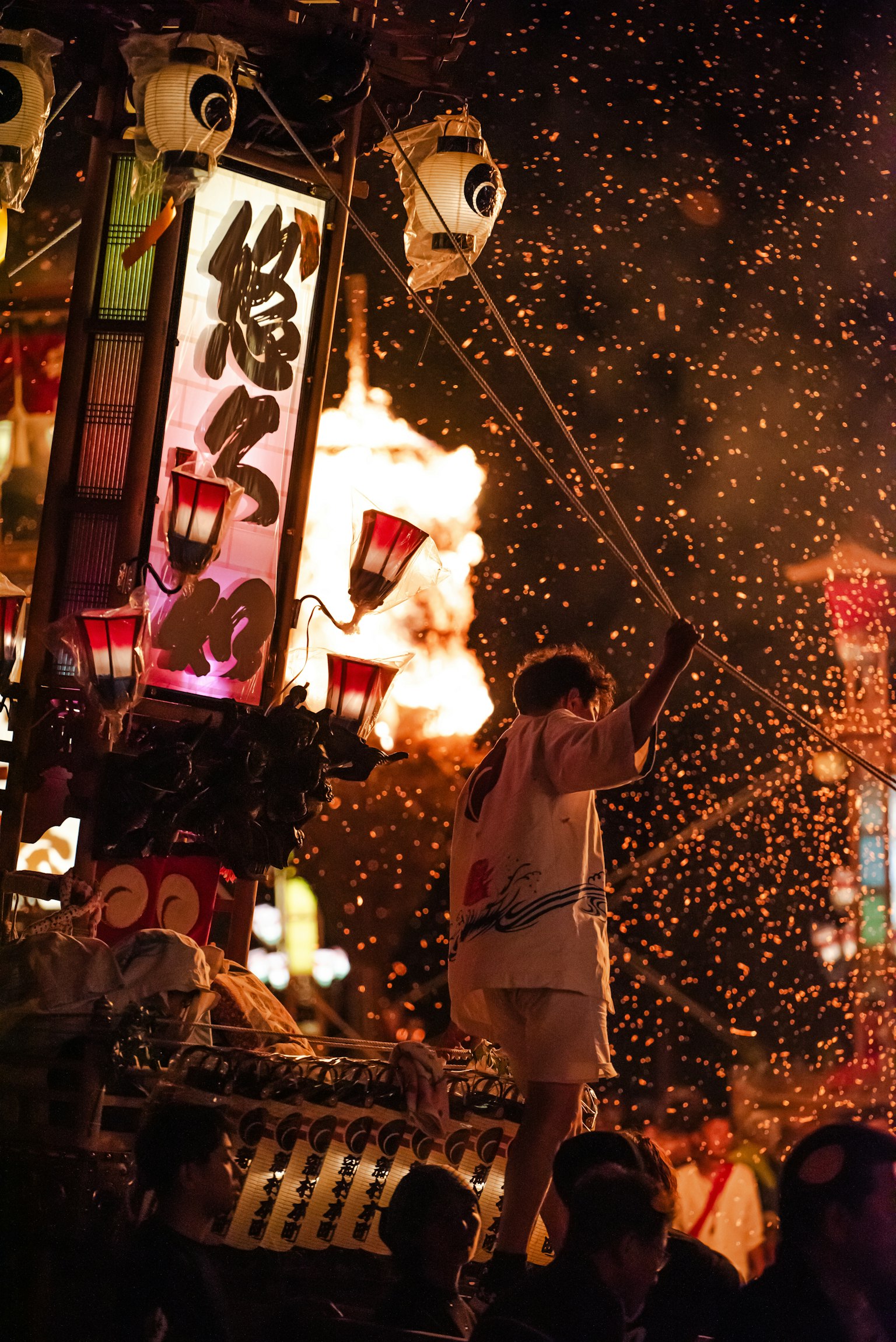节日夜晚场景，灯笼和一个撒水的男孩
