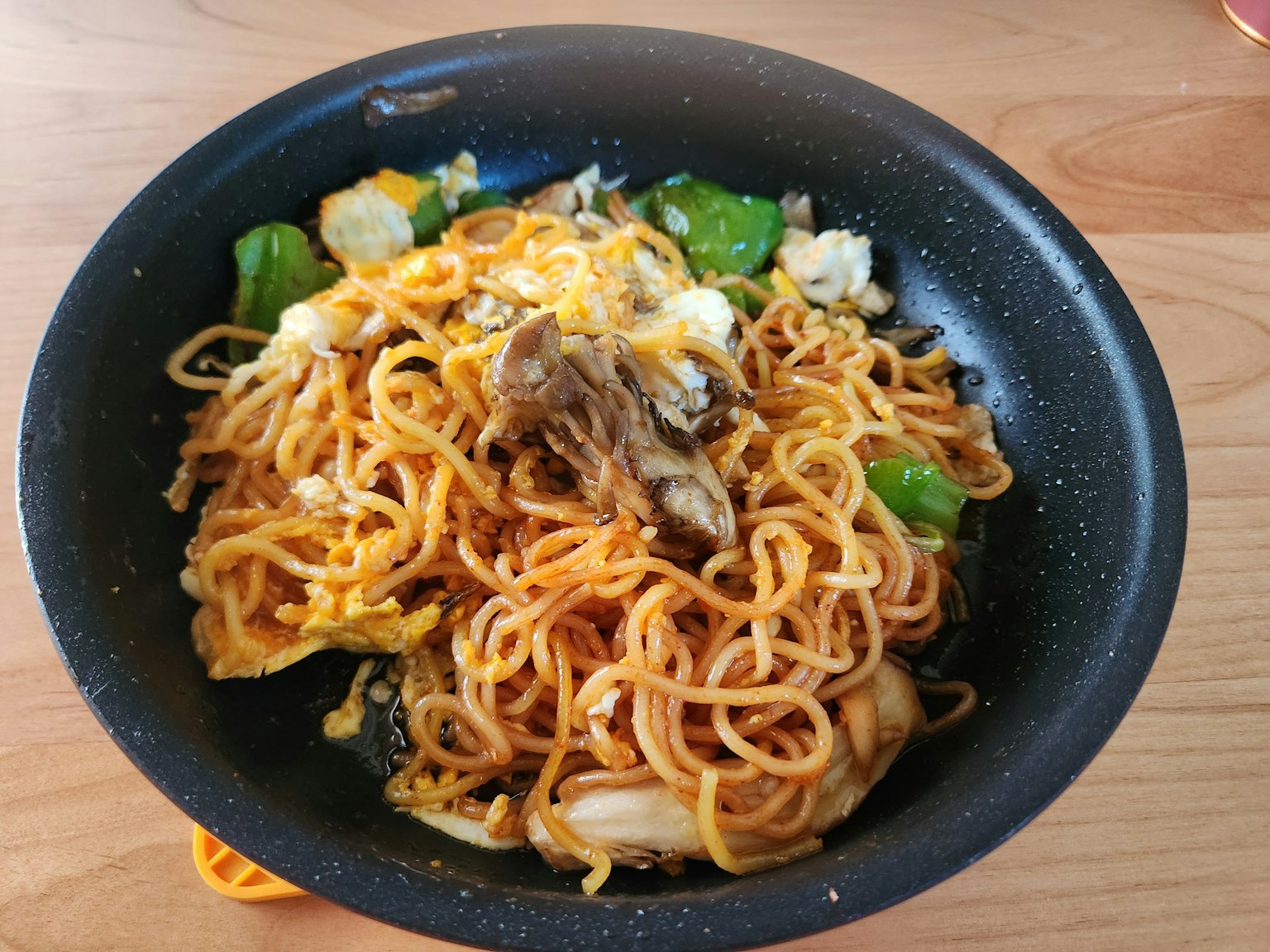 บะหมี่ผัดกับผักในชามดำ