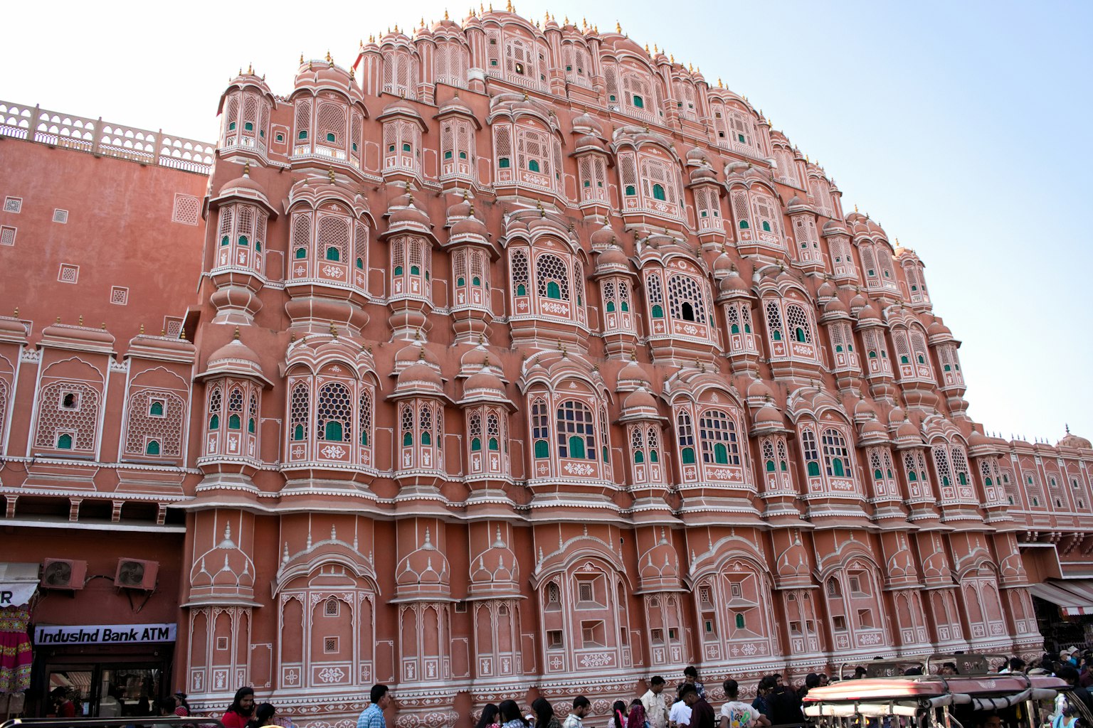 Die atemberaubende Fassade von Hawa Mahal mit einzigartigen Fenstern